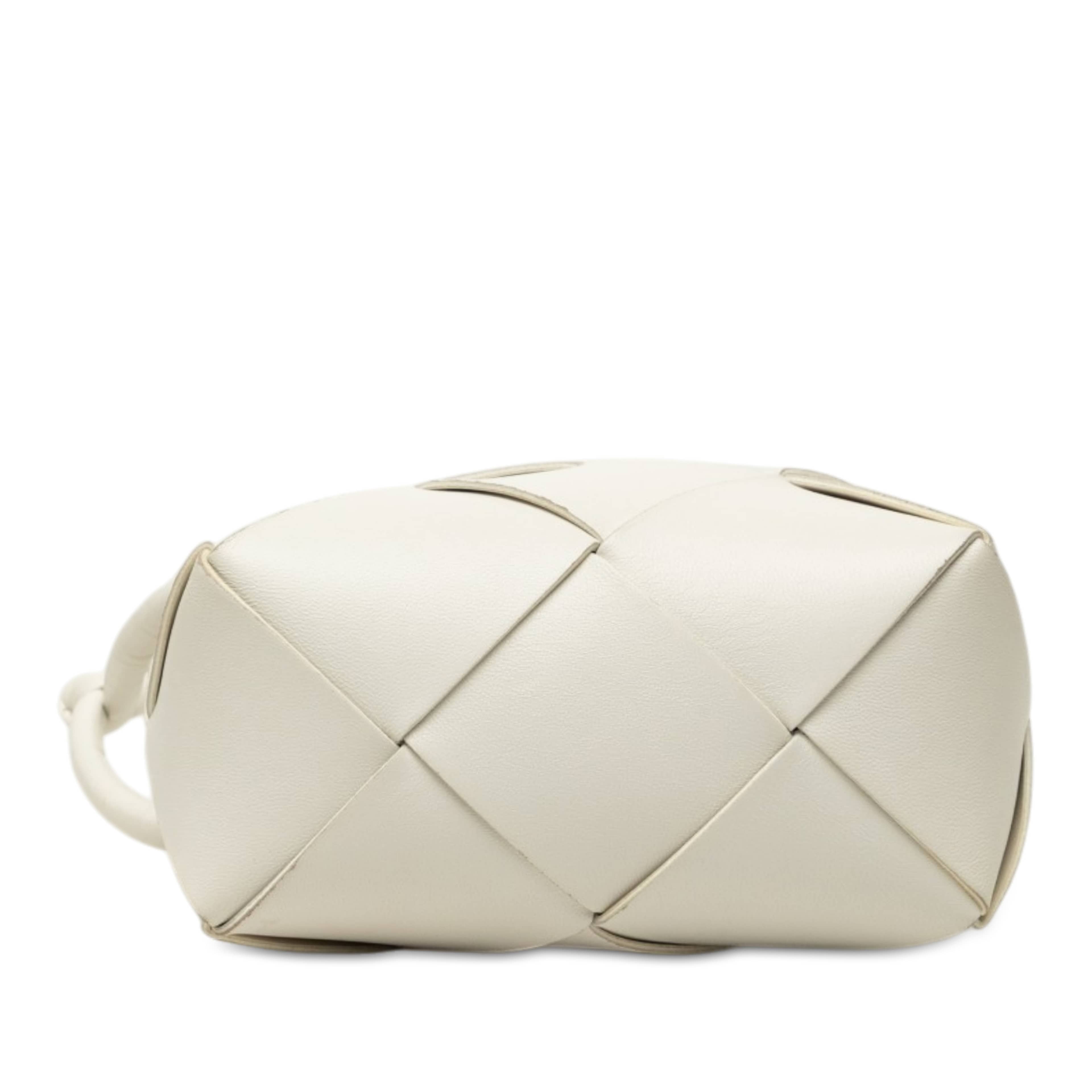 Bottega Veneta Mini Lambskin Intrecciato Cassette Camera Bag, från Luxclusif, i färgen vit. Klicka för att öppna bilden i stort format