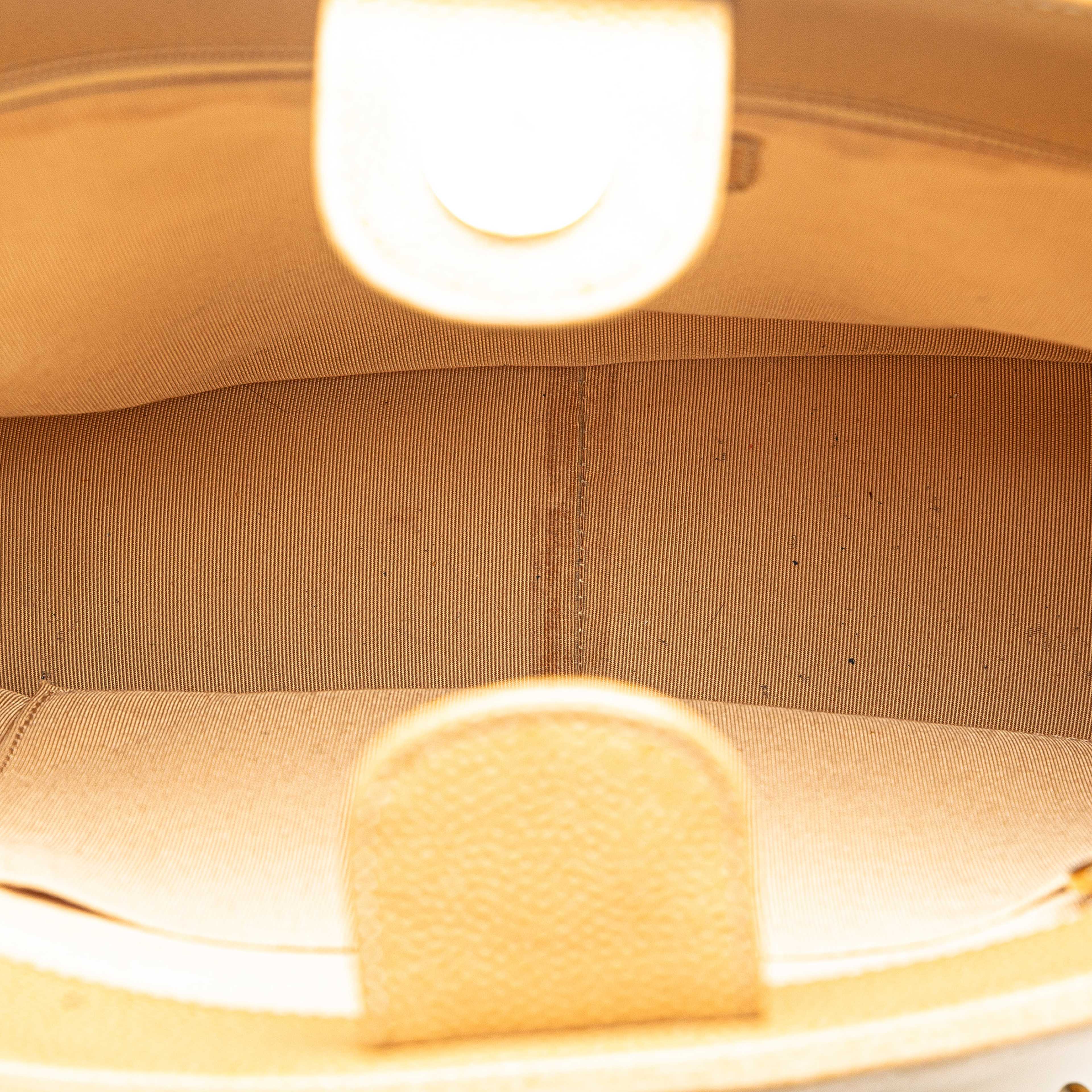 Chanel Caviar Petite Shopping Tote, från Luxclusif, i färgen caramel. Klicka för att öppna bilden i stort format