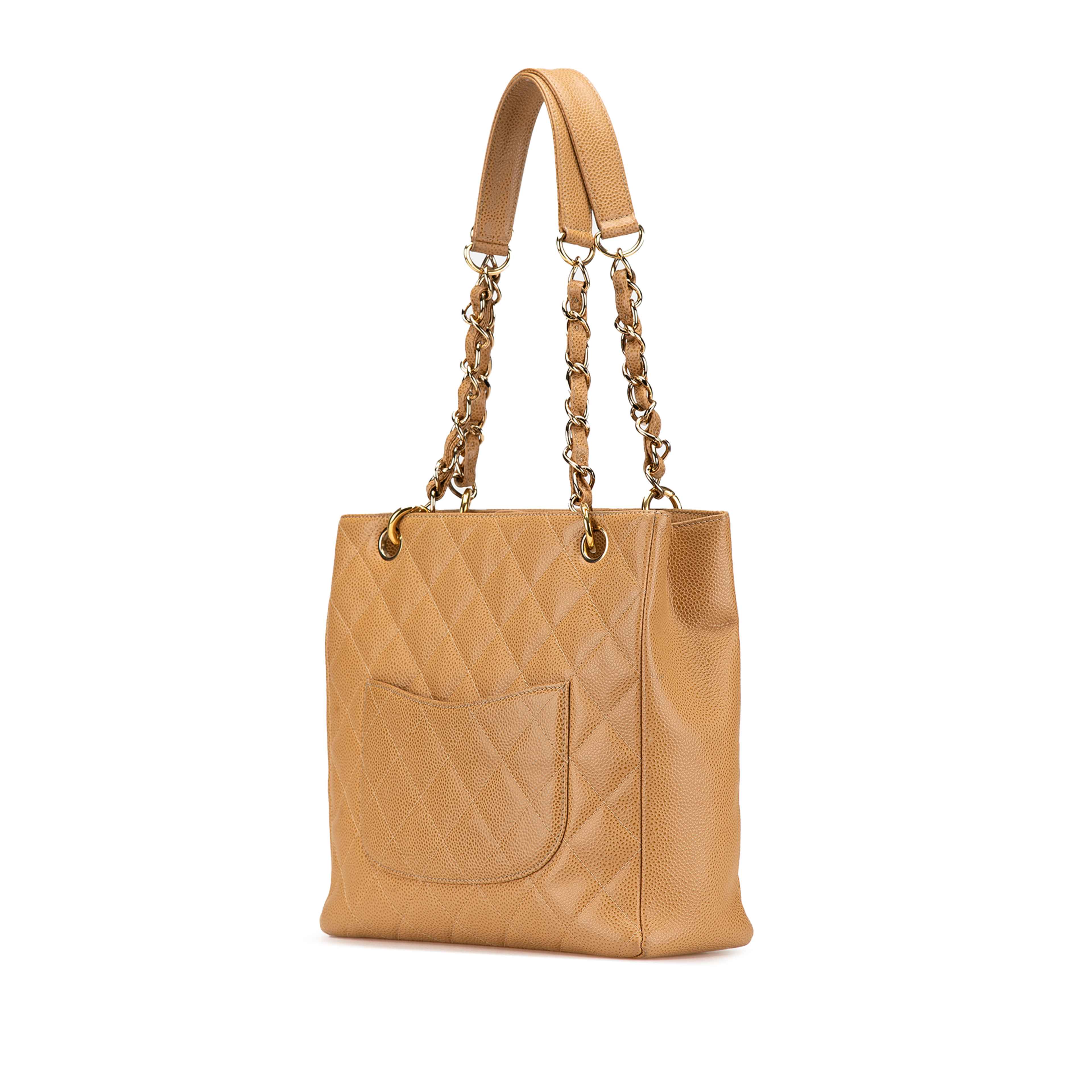 Chanel Caviar Petite Shopping Tote, från Luxclusif, i färgen caramel. Klicka för att öppna bilden i stort format