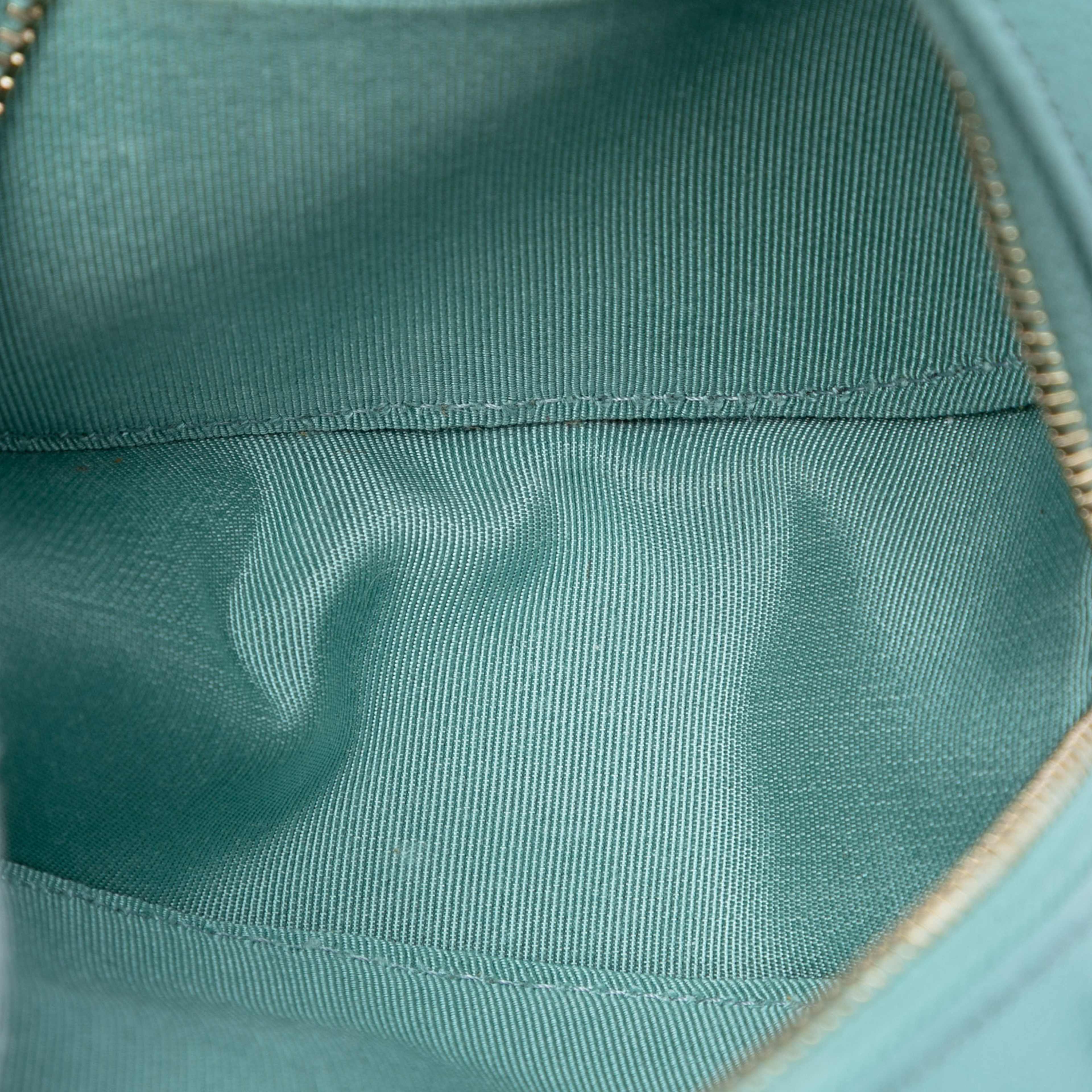 Chanel Cc Quilted Caviar Round Clutch With Chain, från Luxclusif, i färgen light blue. Klicka för att öppna bilden i stort format