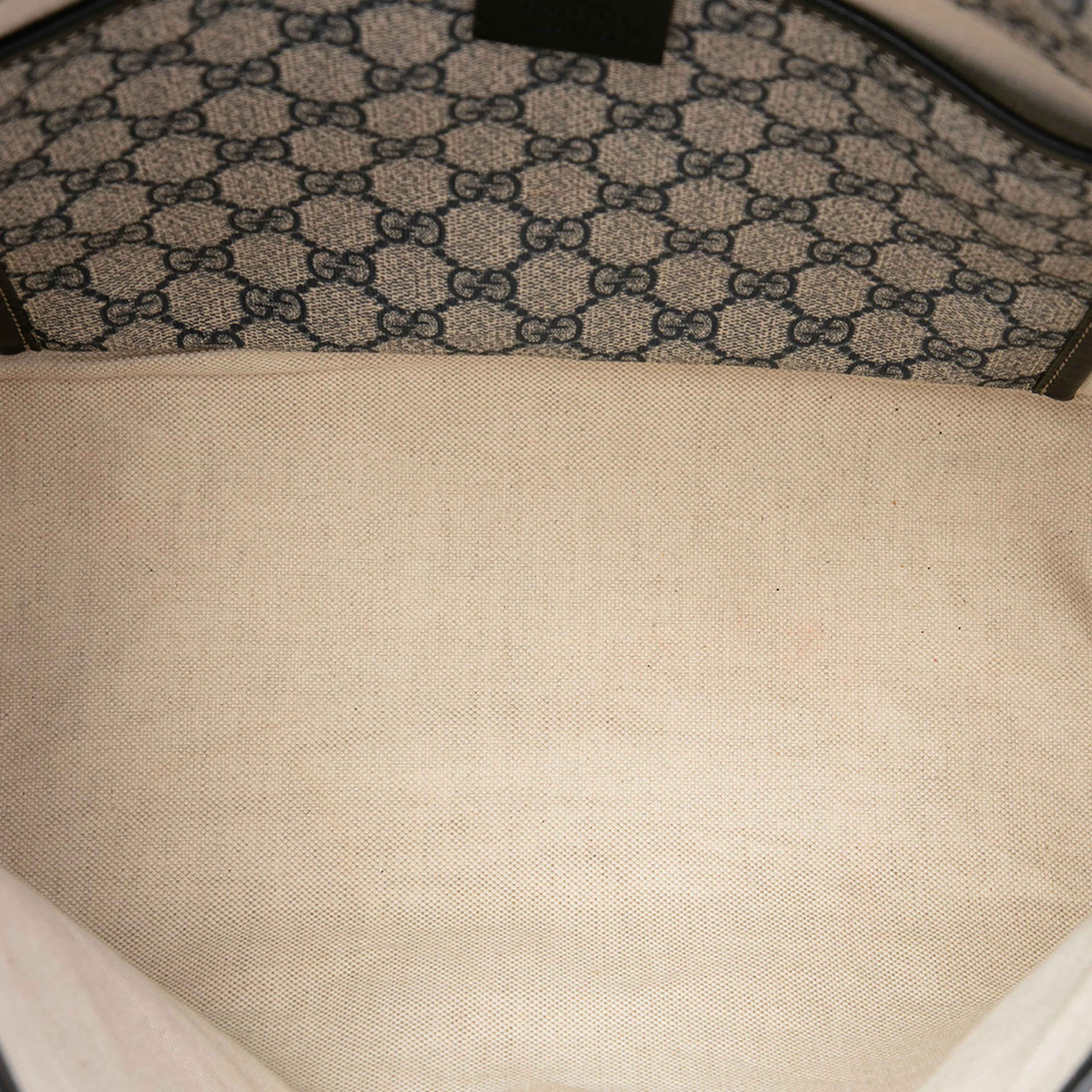 Gucci Gg Supreme Web Messenger Bag, från Luxclusif, i färgen beige. Klicka för att öppna bilden i stort format