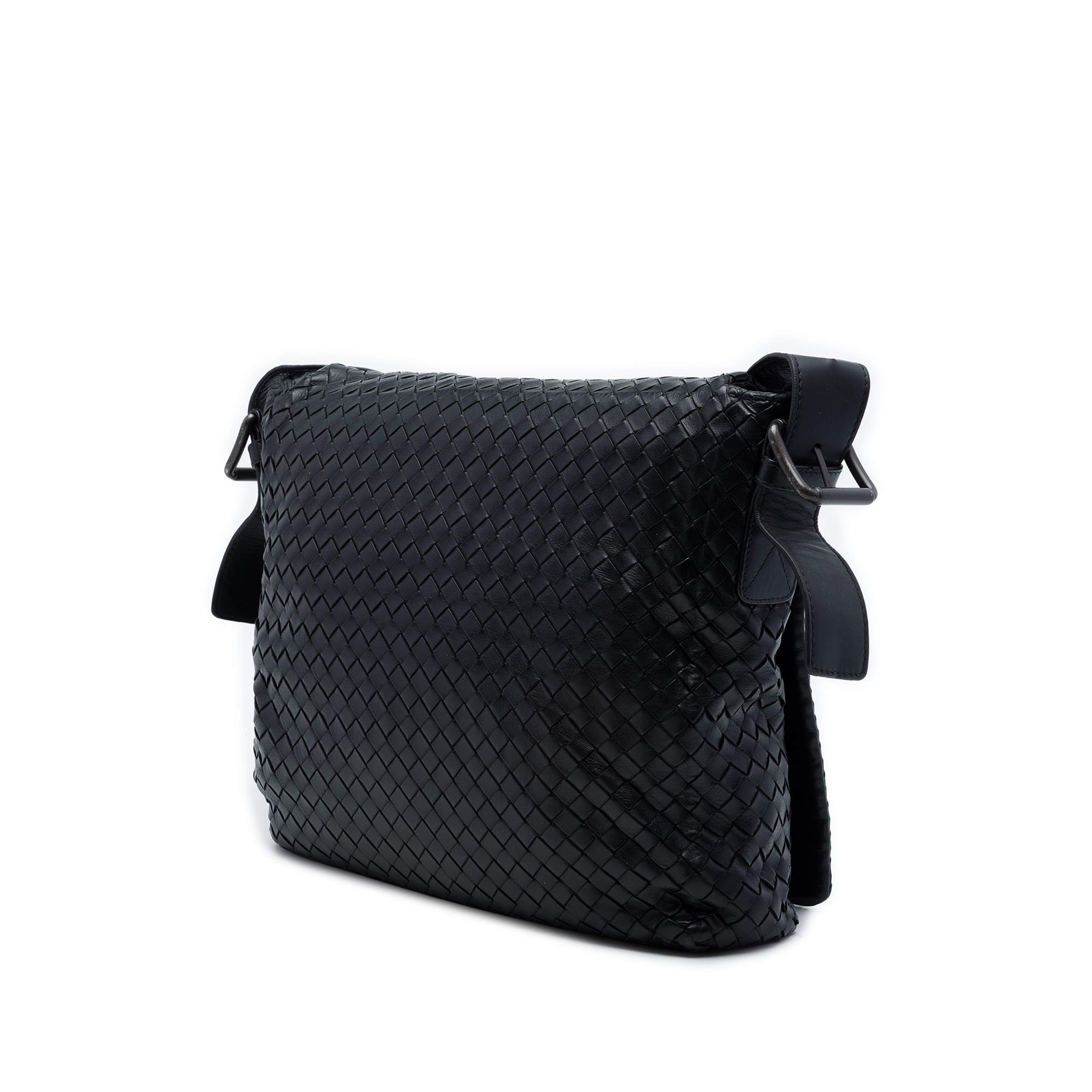 Bottega Veneta Nappa Intrecciato Messenger Bag, från Luxclusif, i färgen svart. Klicka för att öppna bilden i stort format