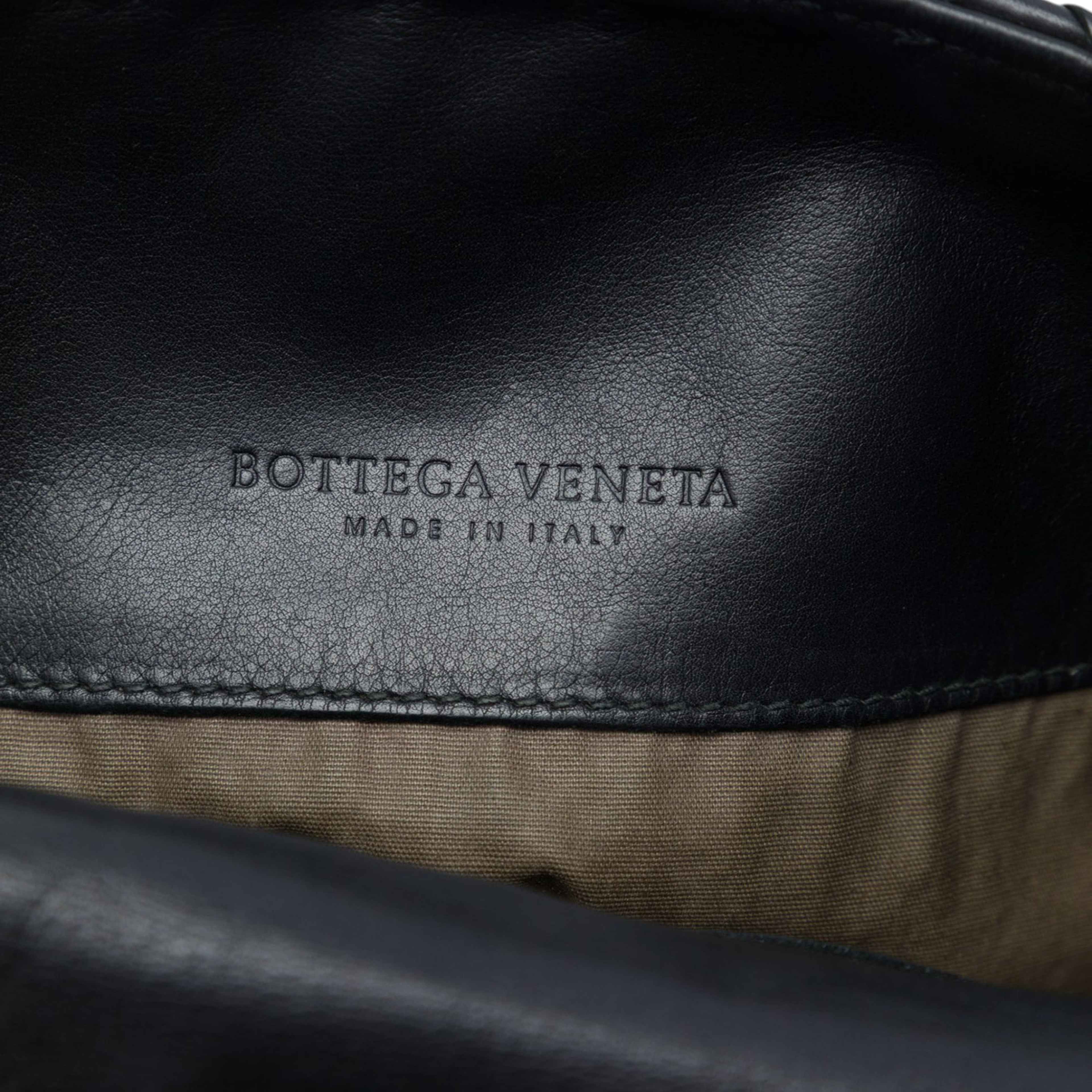 Bottega Veneta Nappa Intrecciato Messenger Bag, från Luxclusif, i färgen svart. Klicka för att öppna bilden i stort format