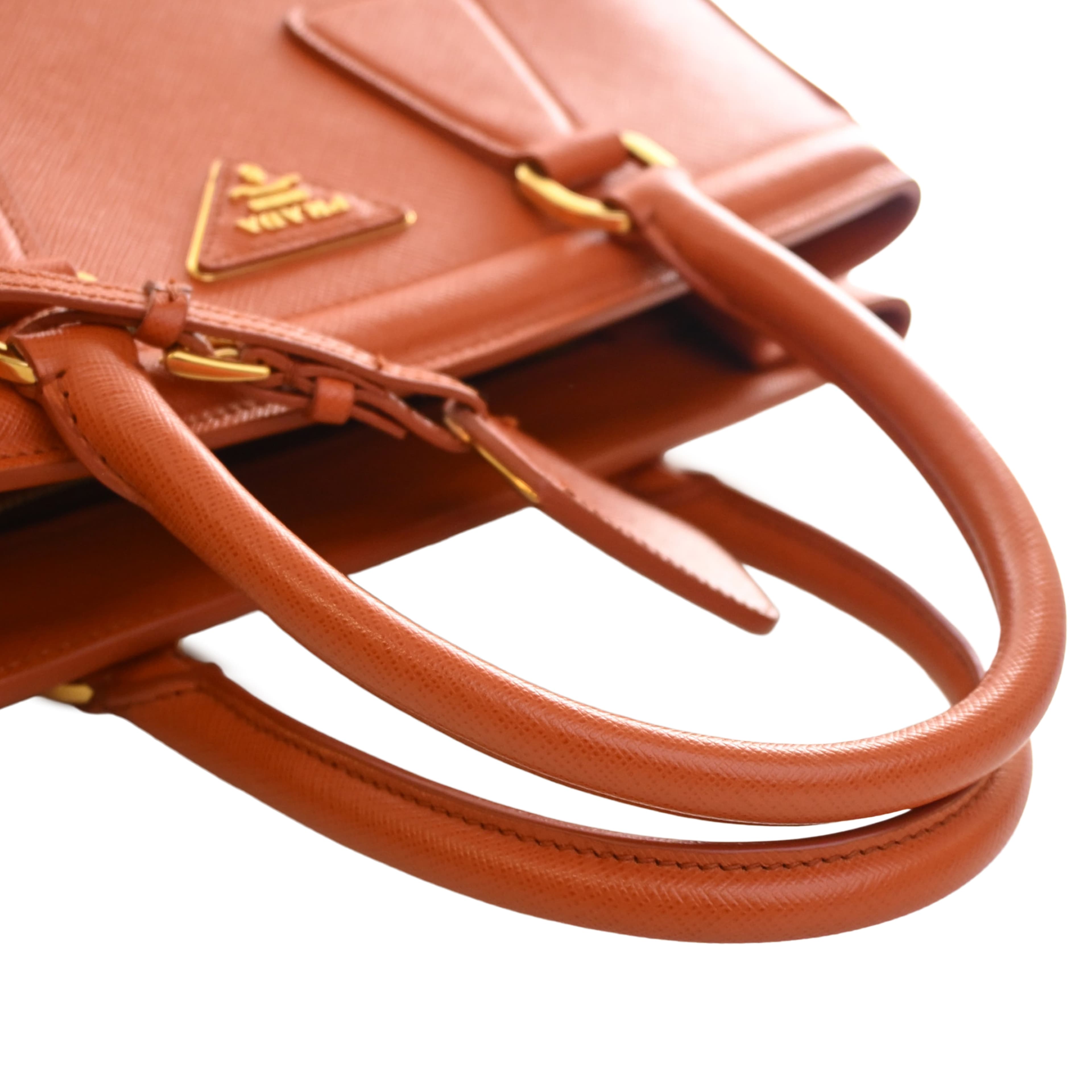 Prada Saffiano Lux Parabole Tote, från Luxclusif, i färgen orange. Klicka för att öppna bilden i stort format