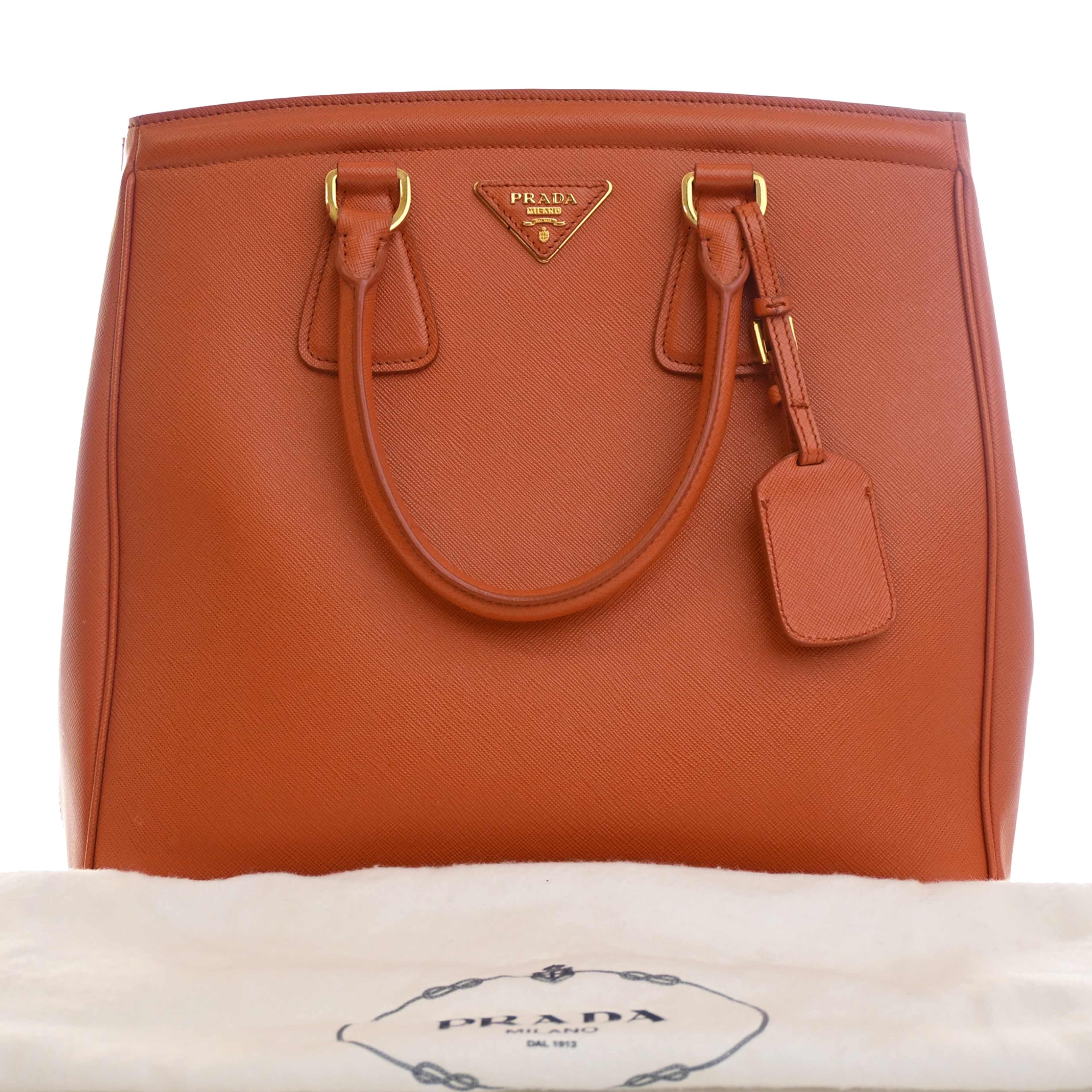Prada Saffiano Lux Parabole Tote, från Luxclusif, i färgen orange. Klicka för att öppna bilden i stort format