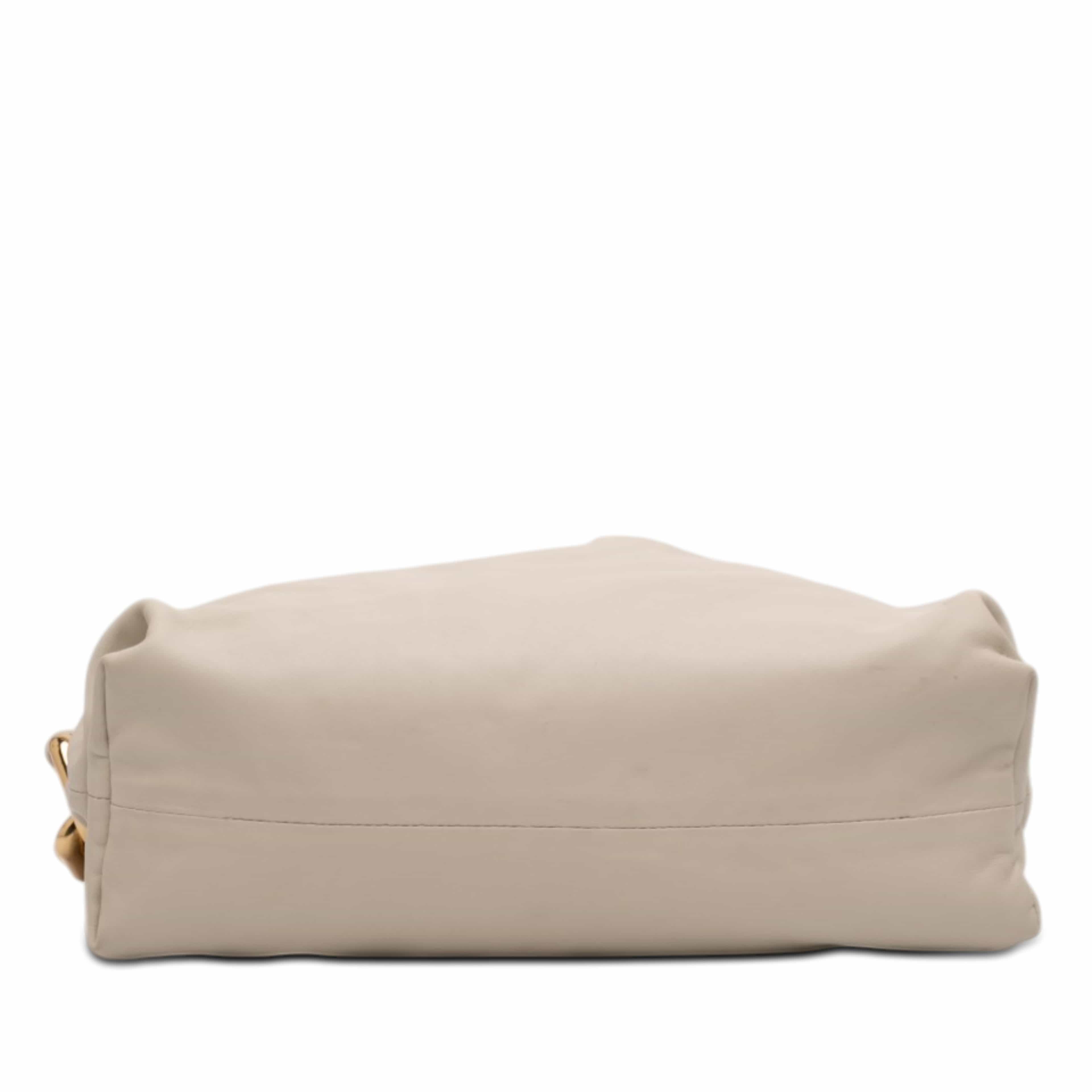 Bottega Veneta Lambskin Chain Pouch, från Luxclusif, i färgen off white. Klicka för att öppna bilden i stort format