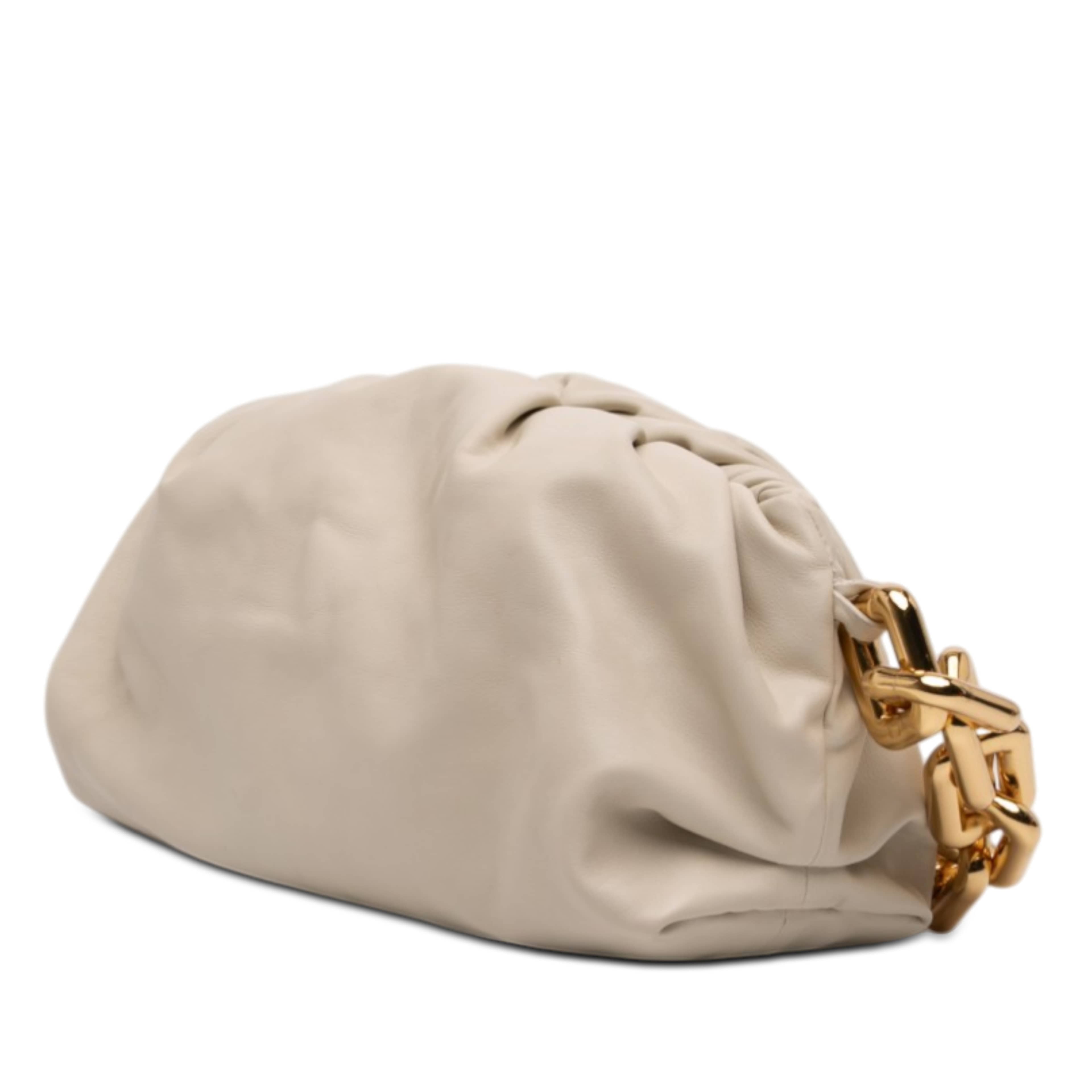 Bottega Veneta Lambskin Chain Pouch, från Luxclusif, i färgen vit. Klicka för att öppna bilden i stort format