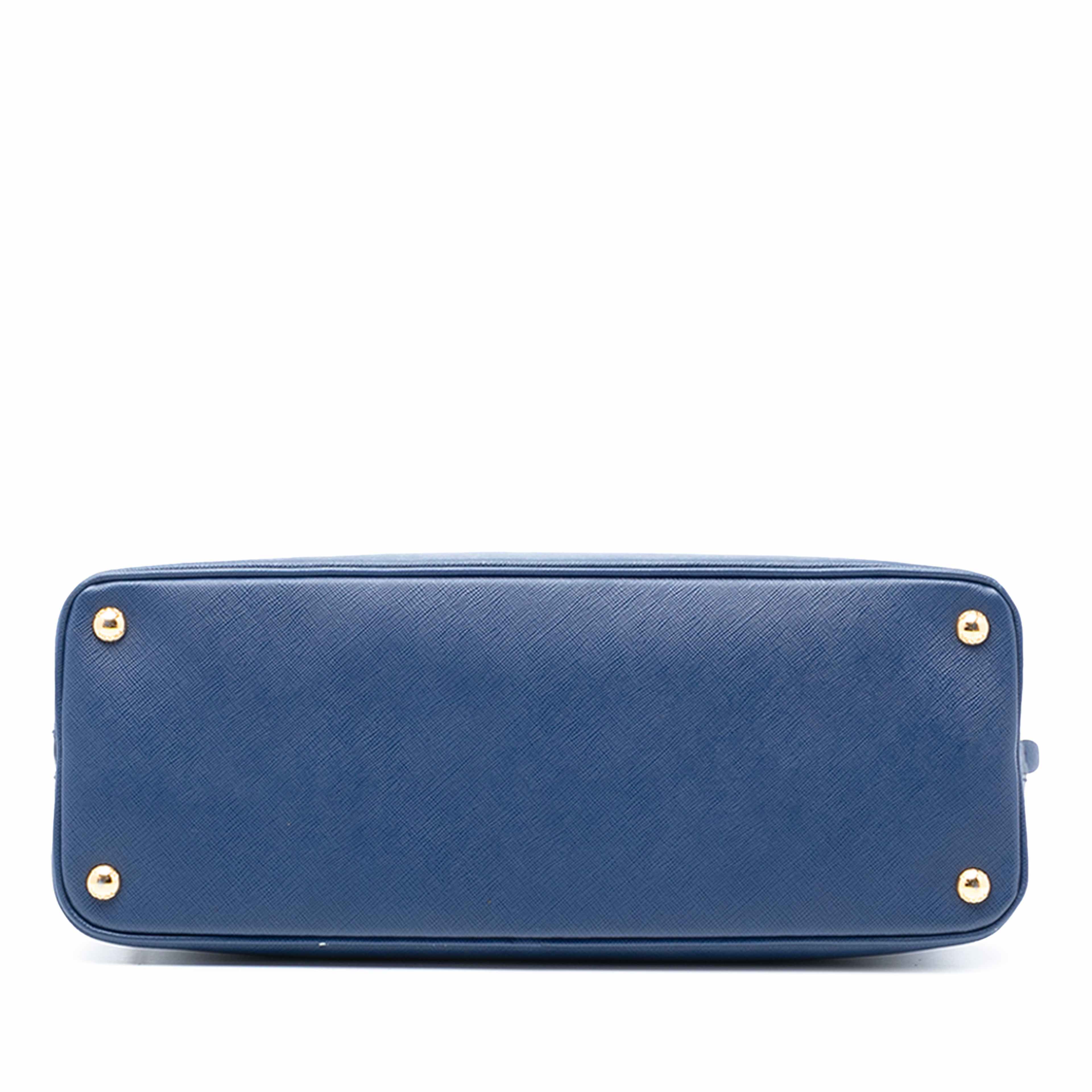 Prada Large Saffiano Lux Promenade Satchel, från Luxclusif, i färgen blue. Klicka för att öppna bilden i stort format