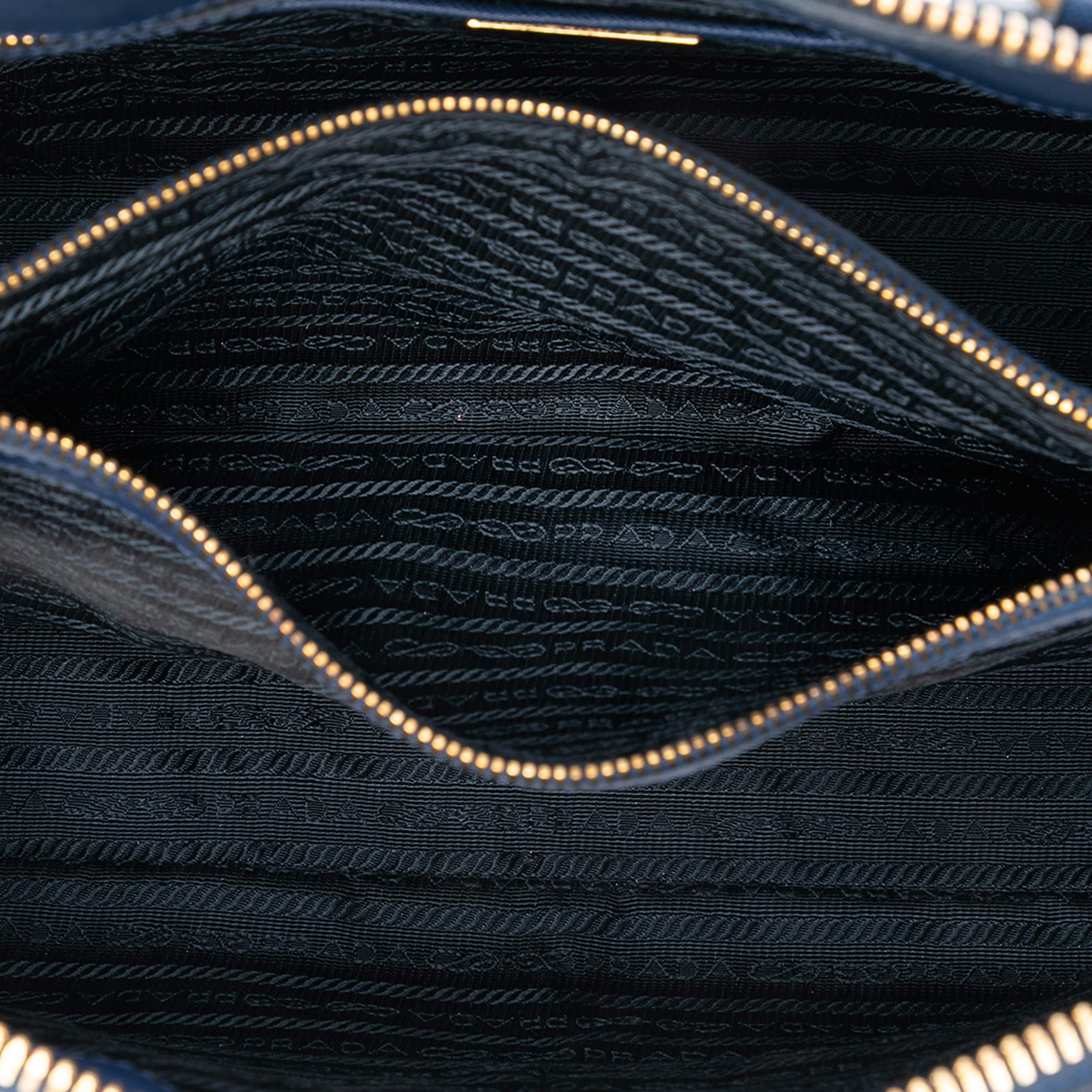 Prada Large Saffiano Lux Promenade Satchel, från Luxclusif, i färgen blue. Klicka för att öppna bilden i stort format