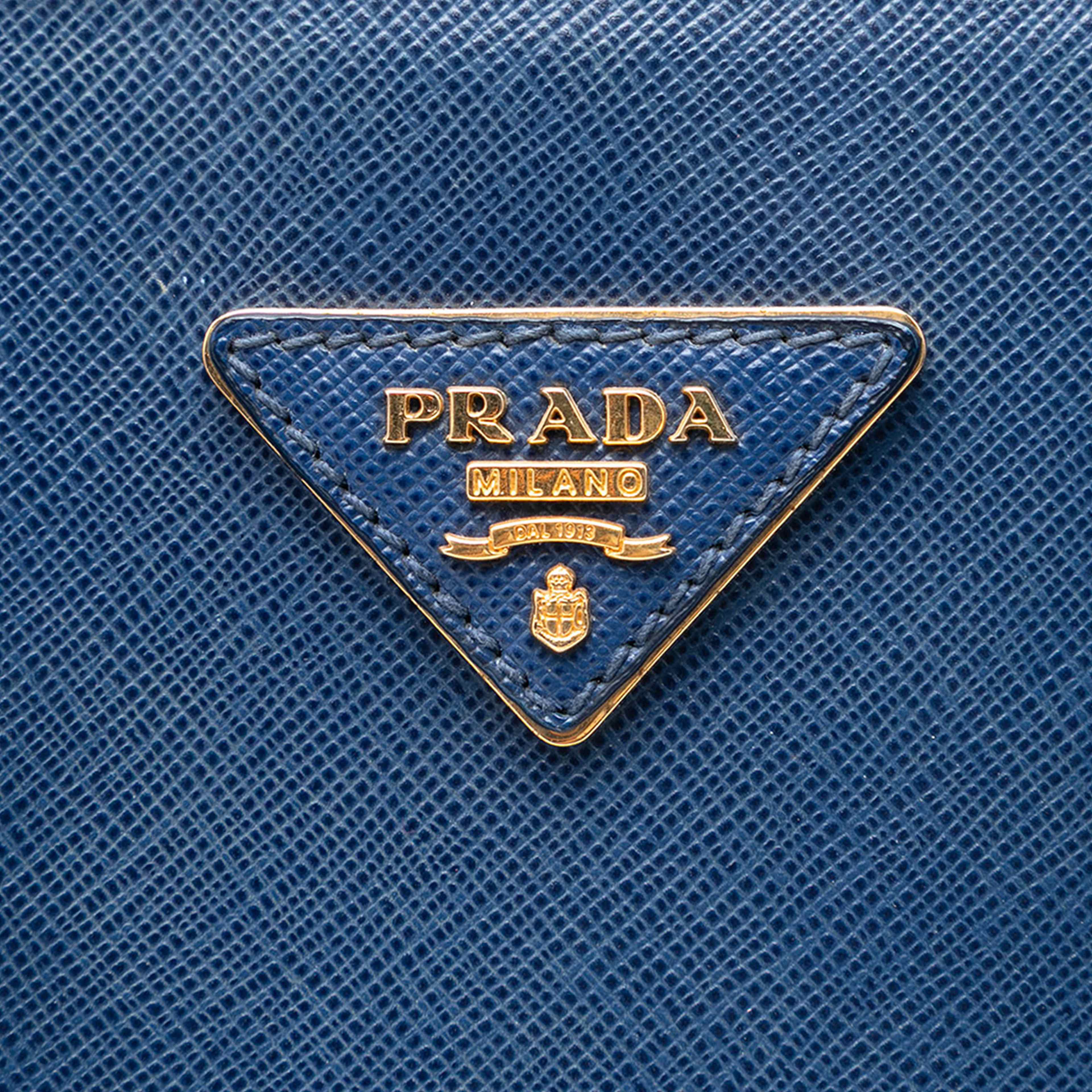 Prada Large Saffiano Lux Promenade Satchel, från Luxclusif, i färgen blue. Klicka för att öppna bilden i stort format