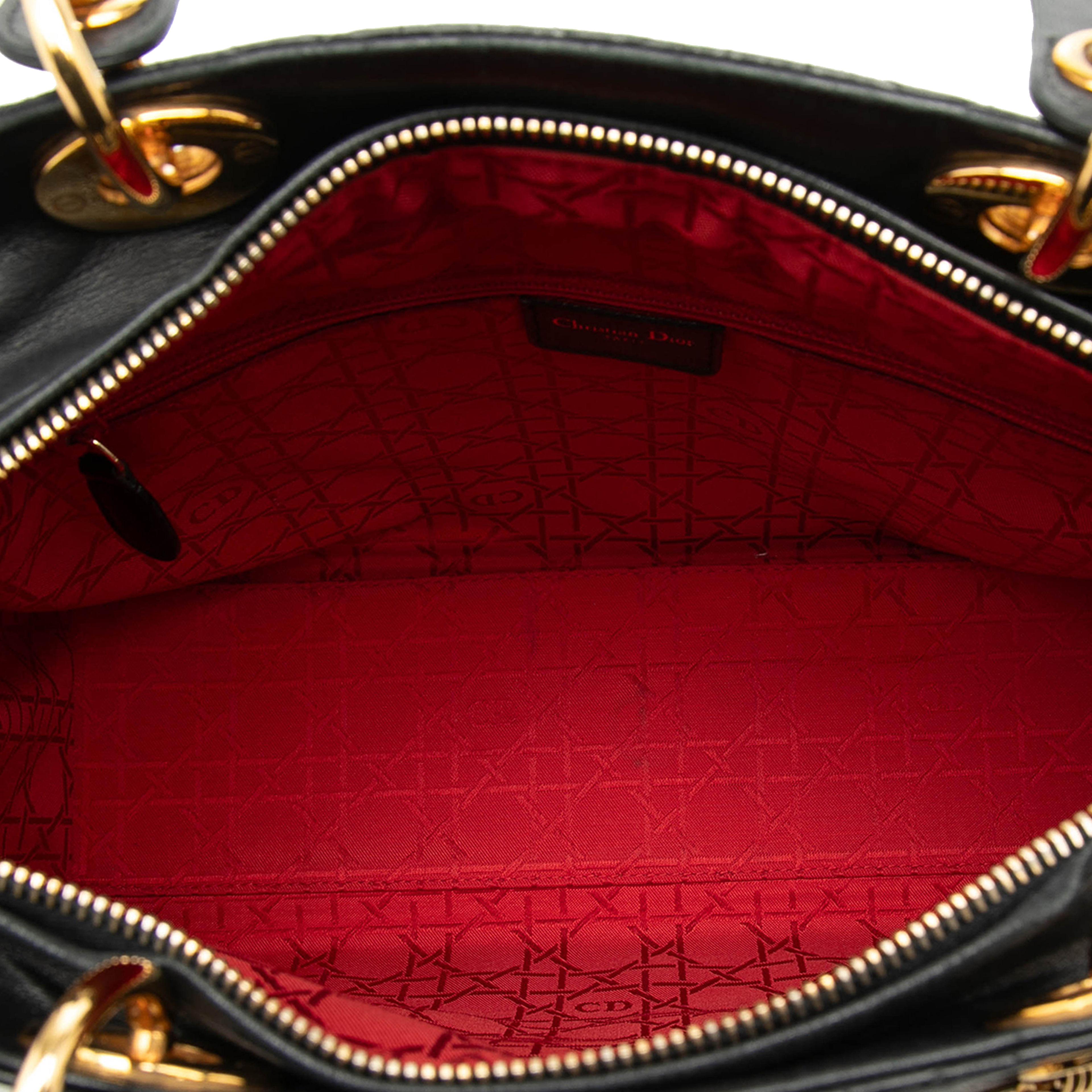 Dior Large Lambskin Cannage Lady Dior, från Luxclusif, i färgen black. Klicka för att öppna bilden i stort format