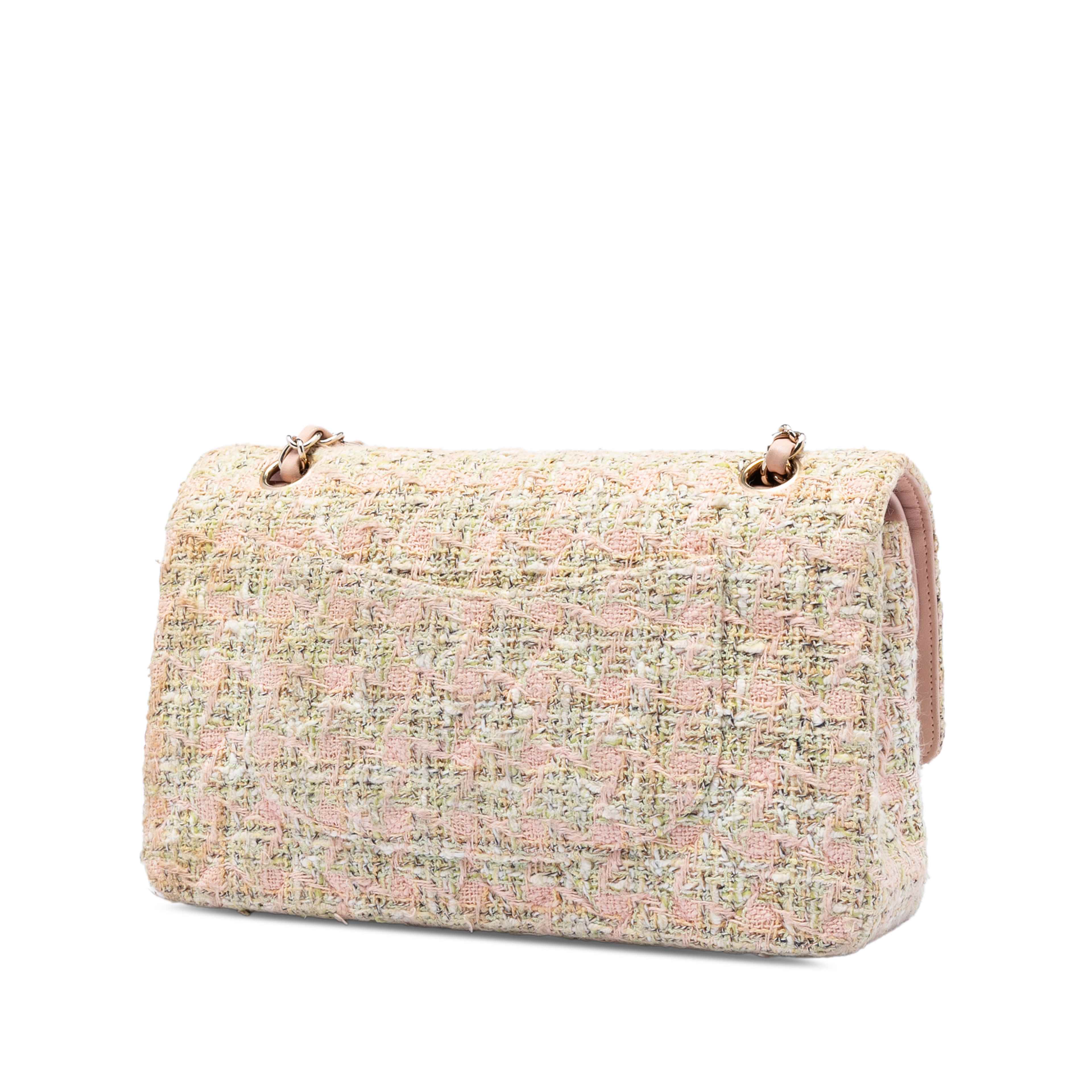 Chanel Medium Classic Tweed Double Flap, från Luxclusif, i färgen light pink. Klicka för att öppna bilden i stort format