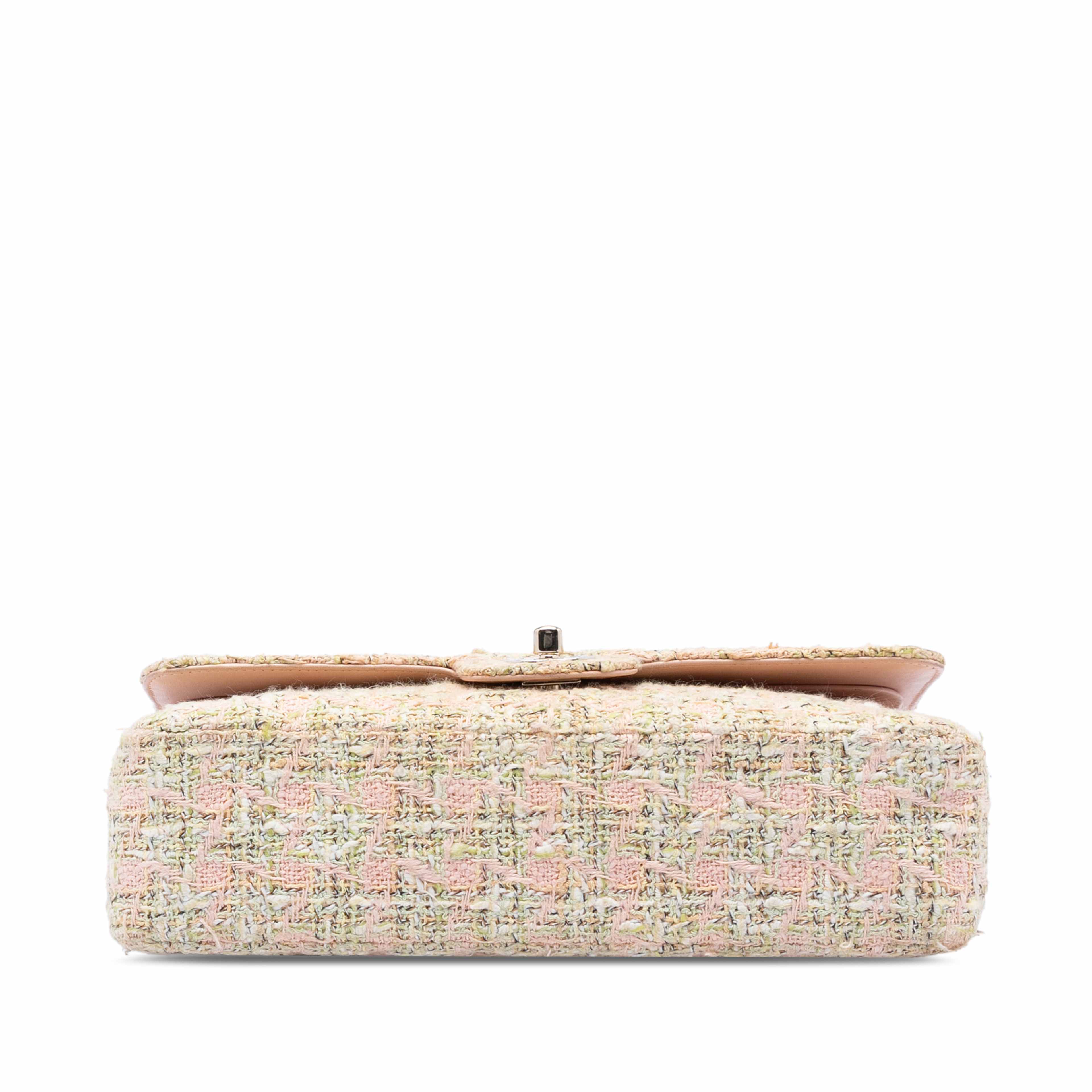 Chanel Medium Classic Tweed Double Flap, från Luxclusif, i färgen light pink. Klicka för att öppna bilden i stort format
