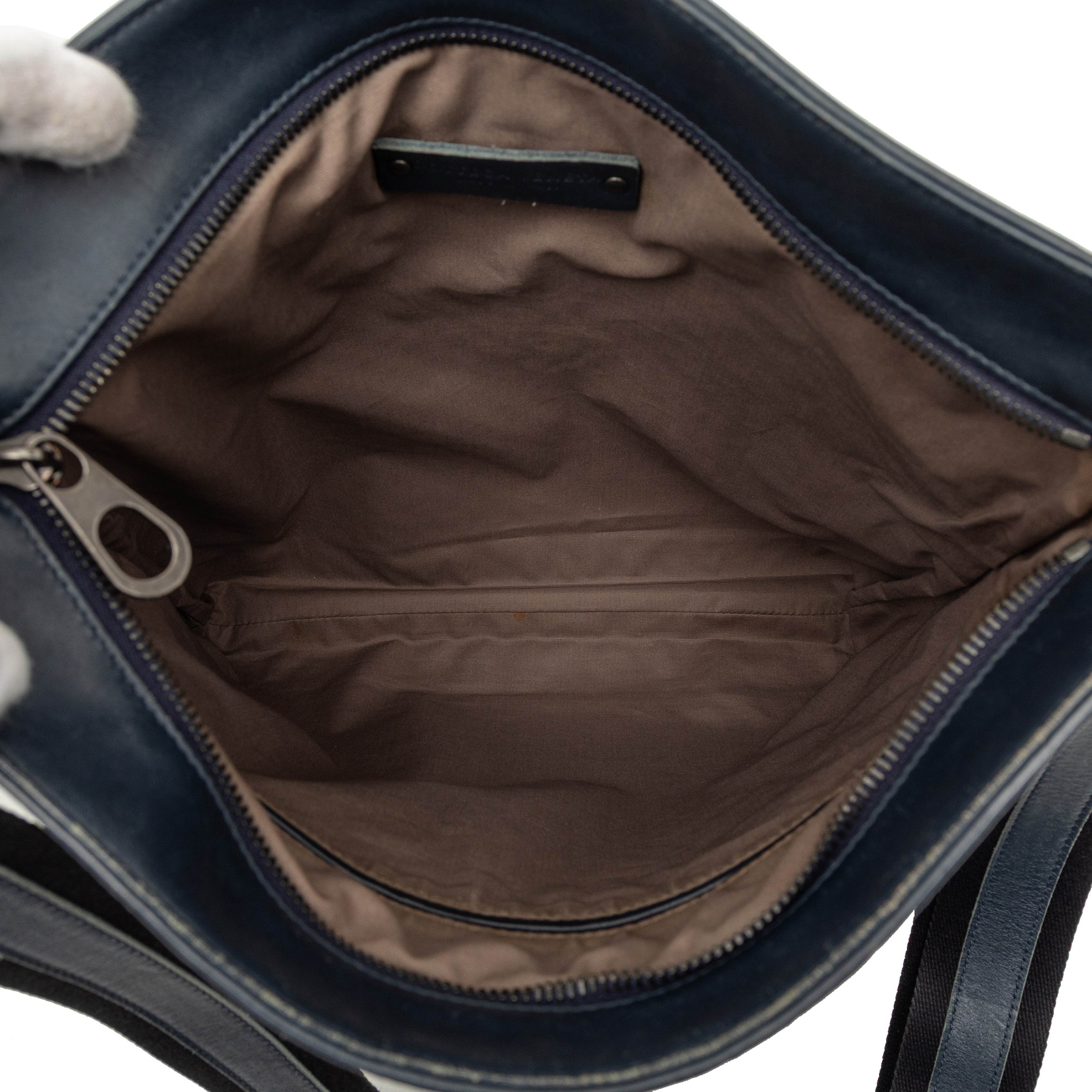 Bottega Veneta Nappa Intrecciato Vn Crossbody, från Luxclusif, i färgen navy. Klicka för att öppna bilden i stort format