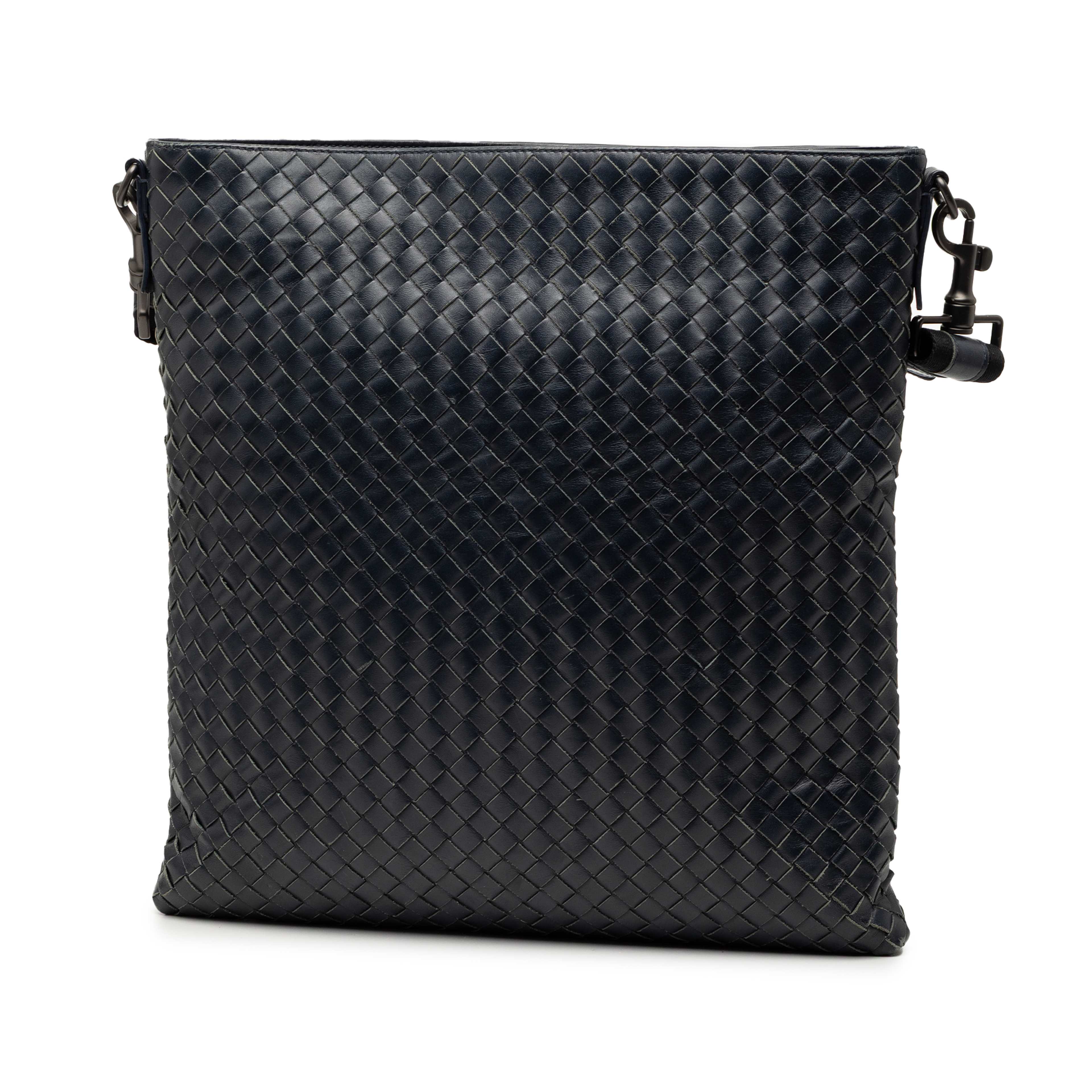 Bottega Veneta Nappa Intrecciato Vn Crossbody, från Luxclusif, i färgen navy. Klicka för att öppna bilden i stort format