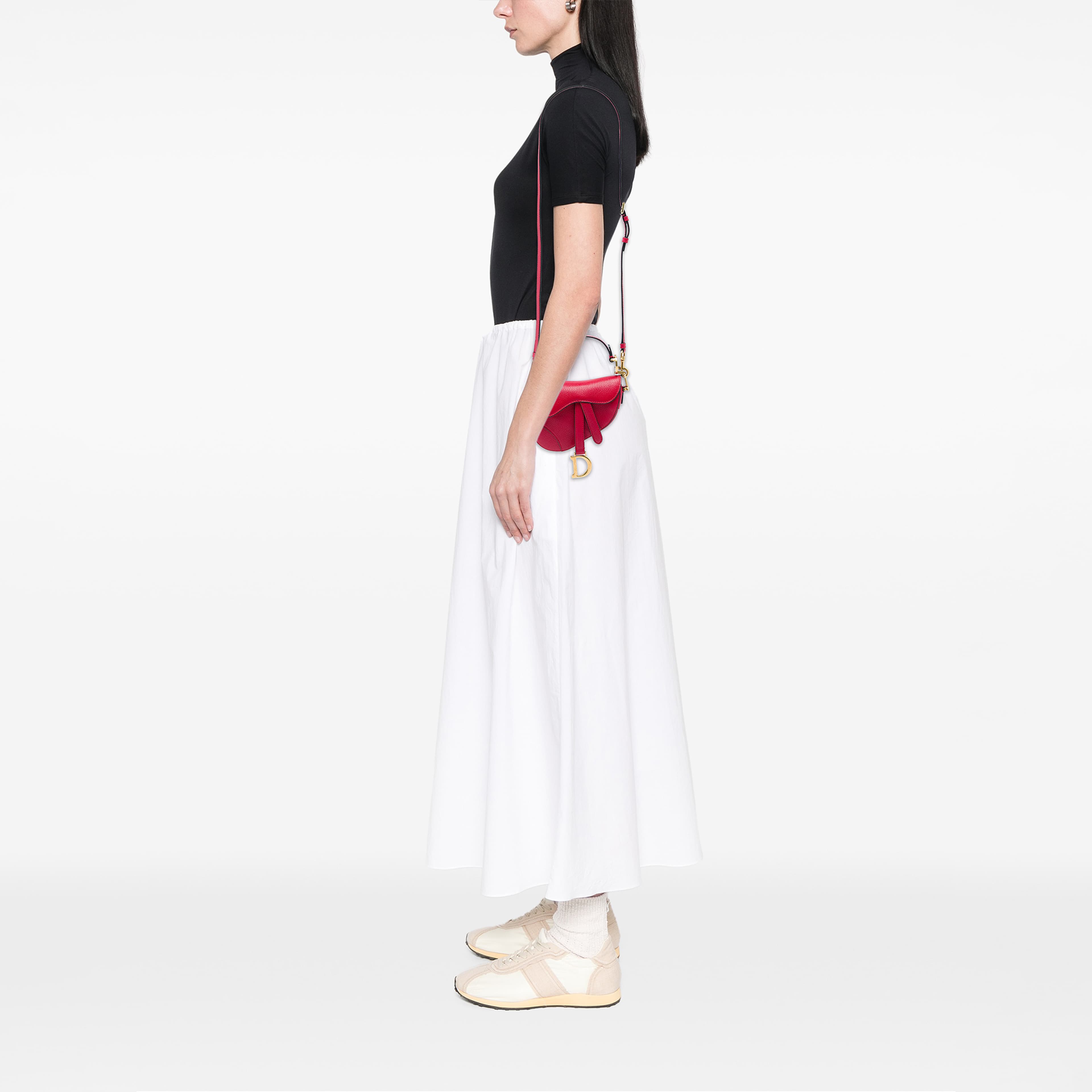 Dior Mini Grained Calfskin Saddle Bag, från Luxclusif, i färgen röd. Klicka för att öppna bilden i stort format