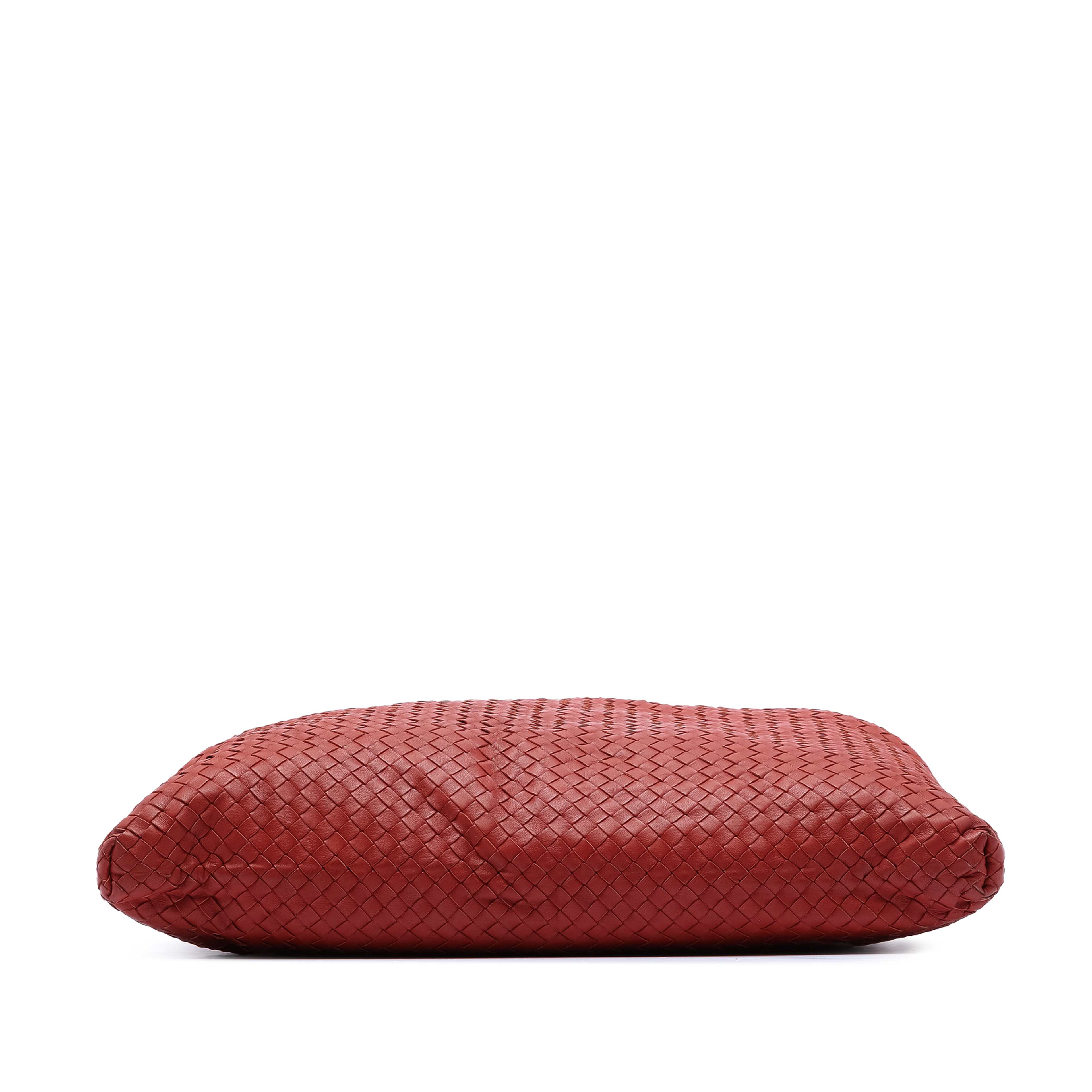 Bottega Veneta Maxi Intrecciato Nappa Convertible Satchel, från Luxclusif, i färgen red. Klicka för att öppna bilden i stort format