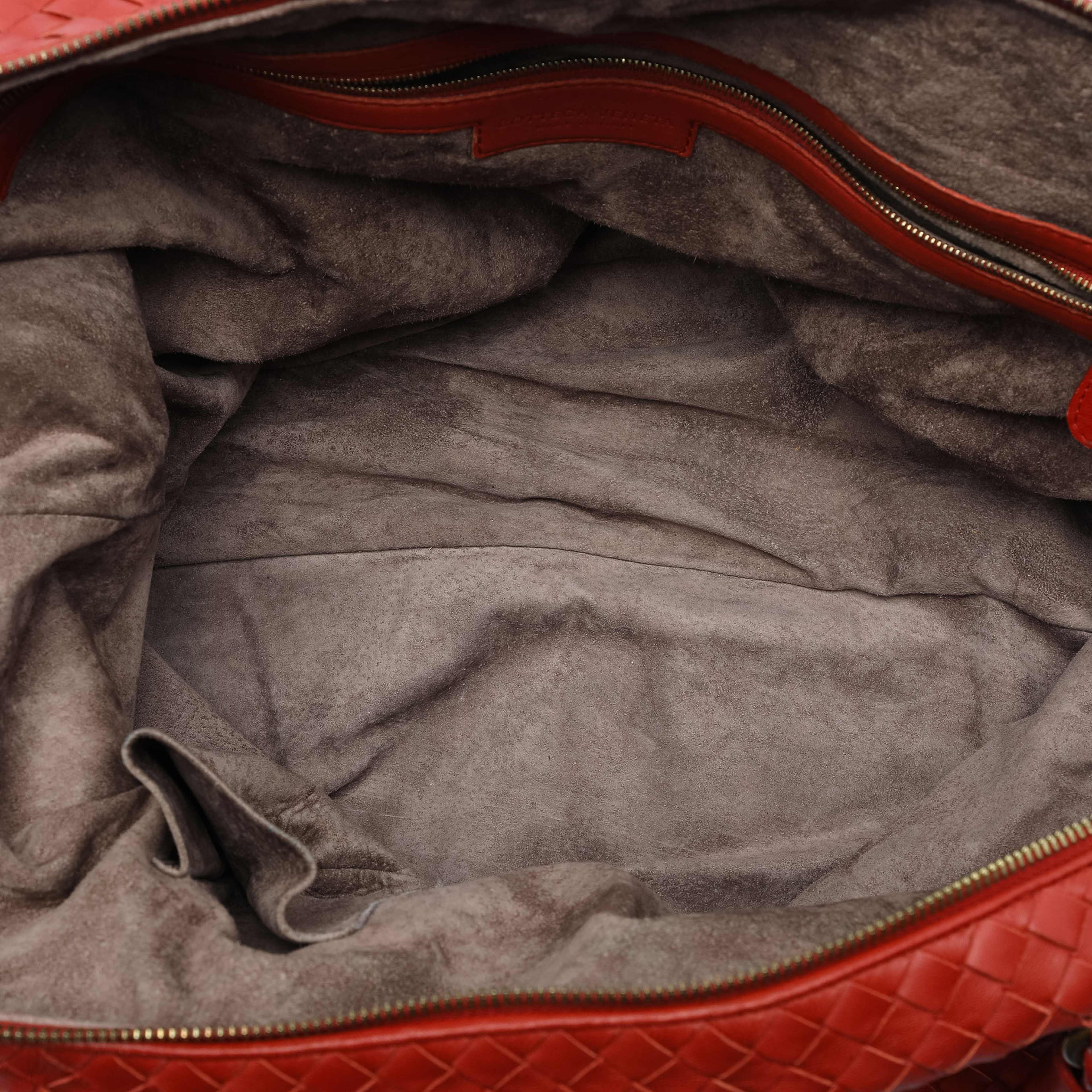 Bottega Veneta Maxi Intrecciato Nappa Convertible Satchel, från Luxclusif, i färgen red. Klicka för att öppna bilden i stort format