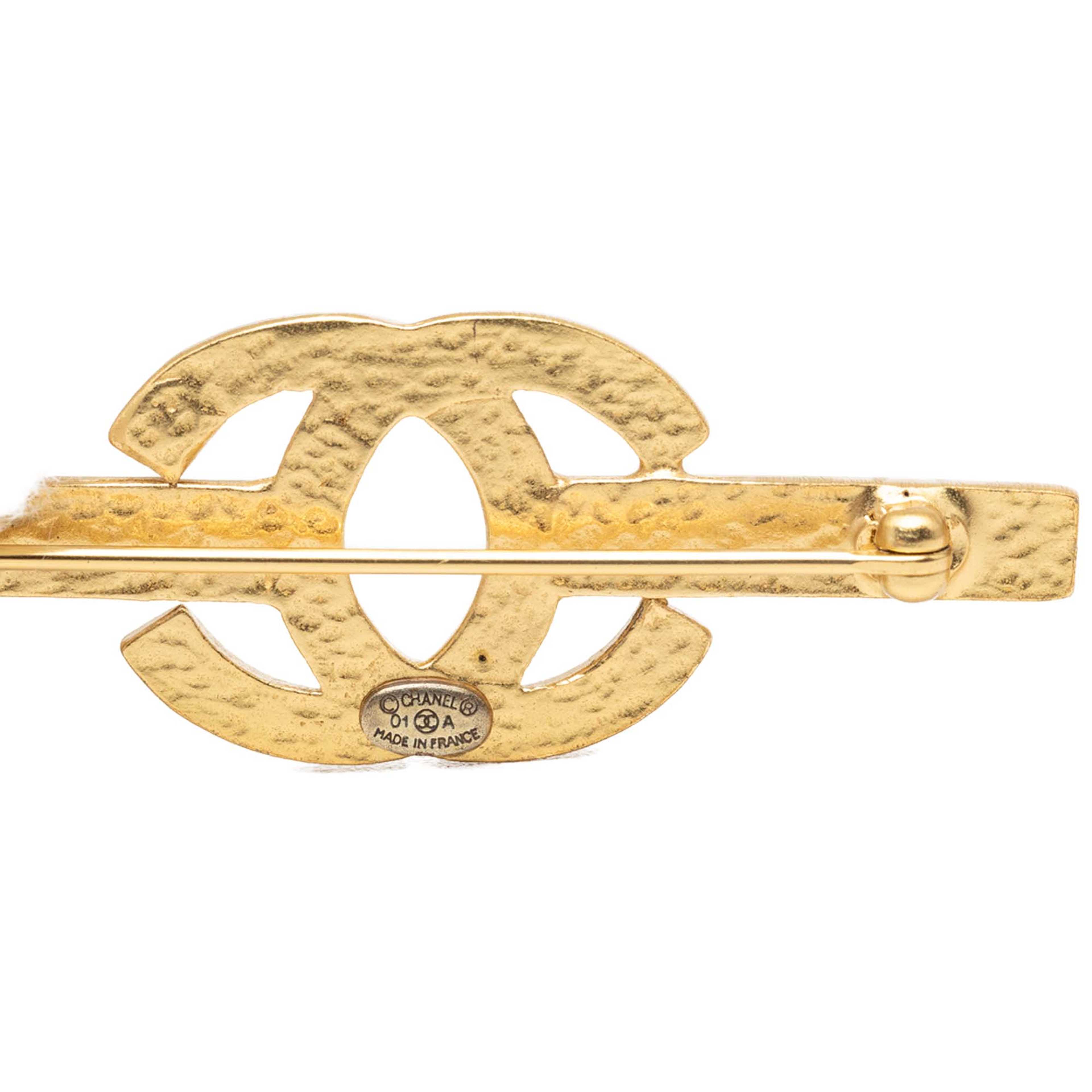 Chanel Cc Gold Plated Strass Bar Brooch, från Luxclusif, i färgen guld. Klicka för att öppna bilden i stort format