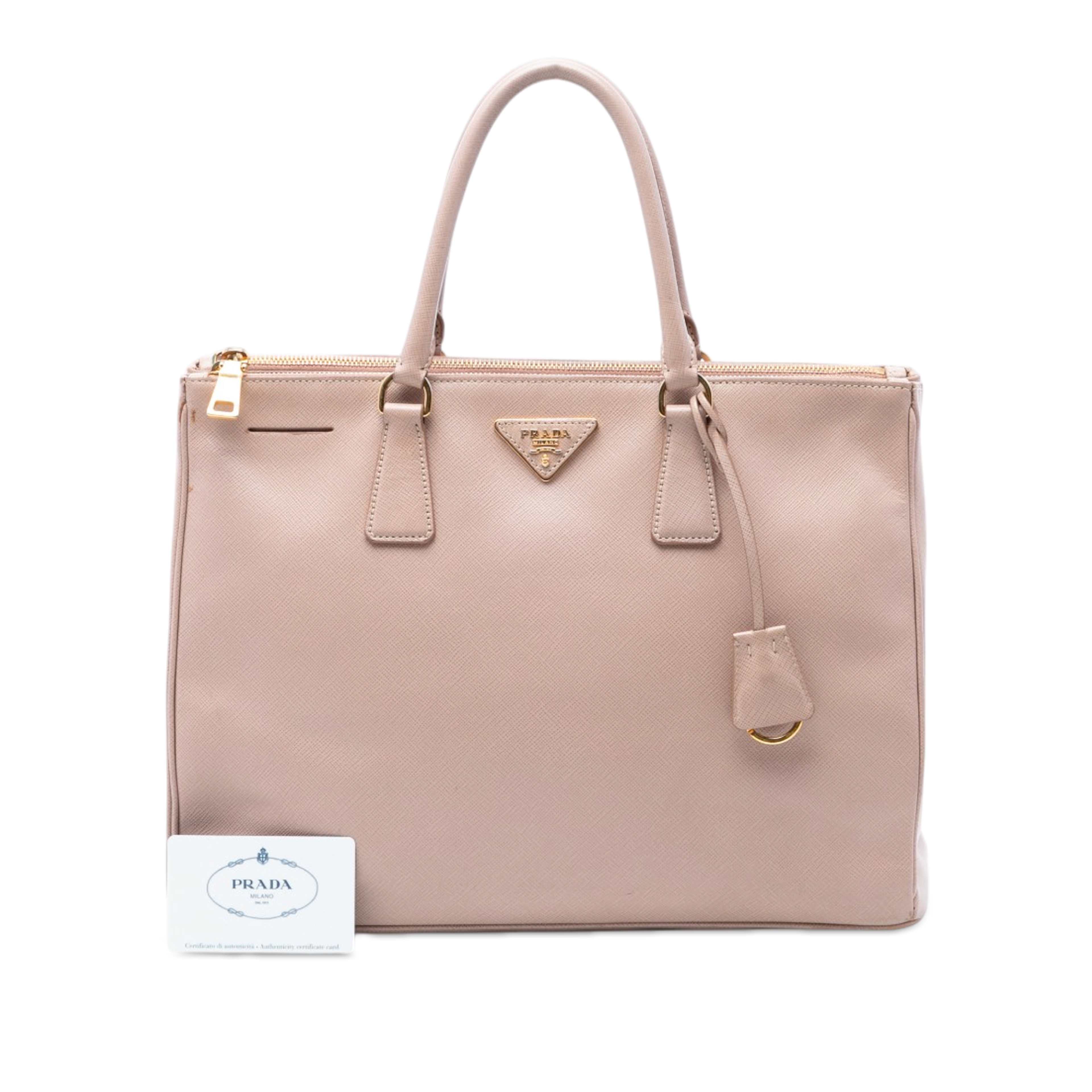 Prada Large Saffiano Lux Galleria Double Zip Satchel, från Luxclusif, i färgen brun. Klicka för att öppna bilden i stort format