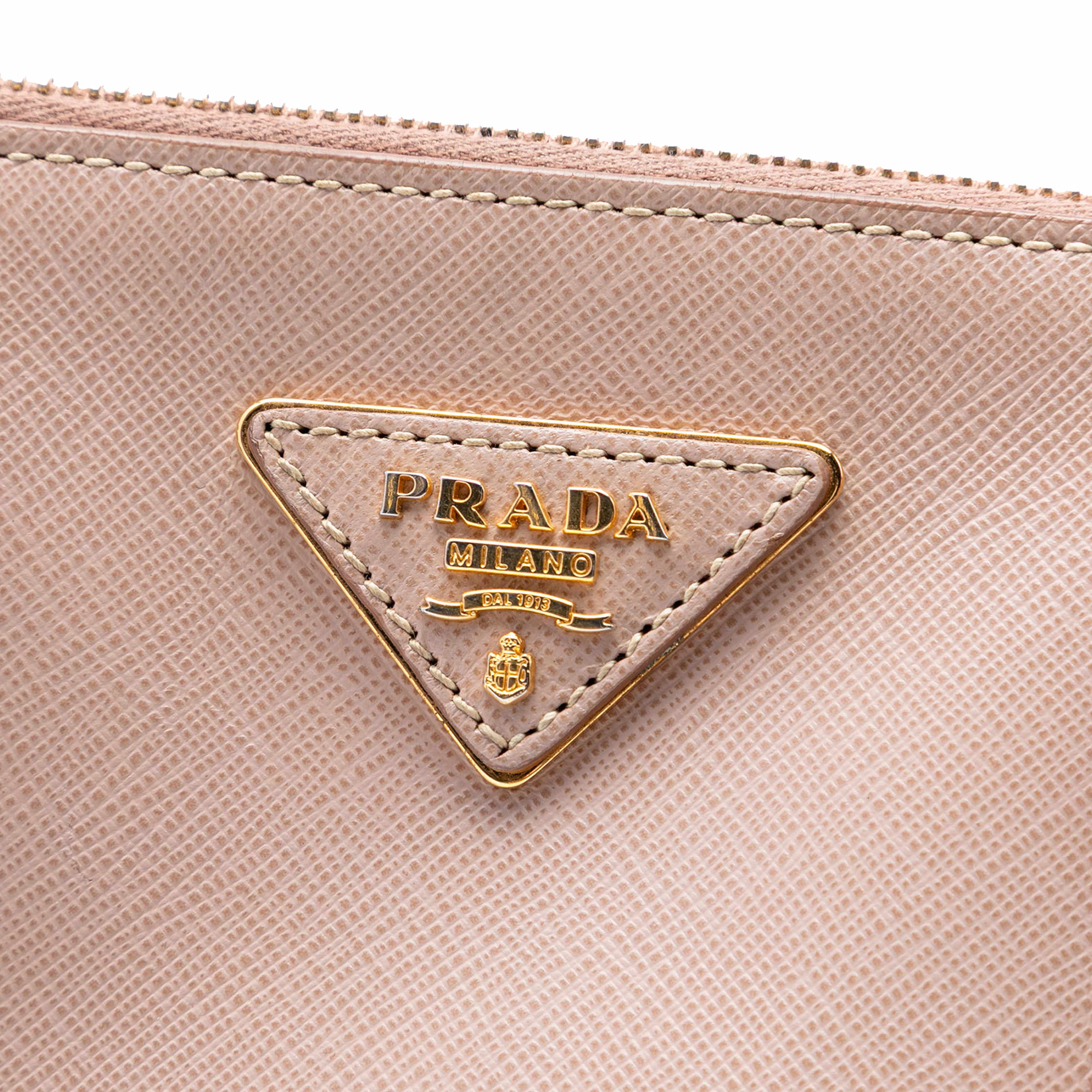 Prada Large Saffiano Lux Galleria Double Zip Satchel, från Luxclusif, i färgen nude. Klicka för att öppna bilden i stort format