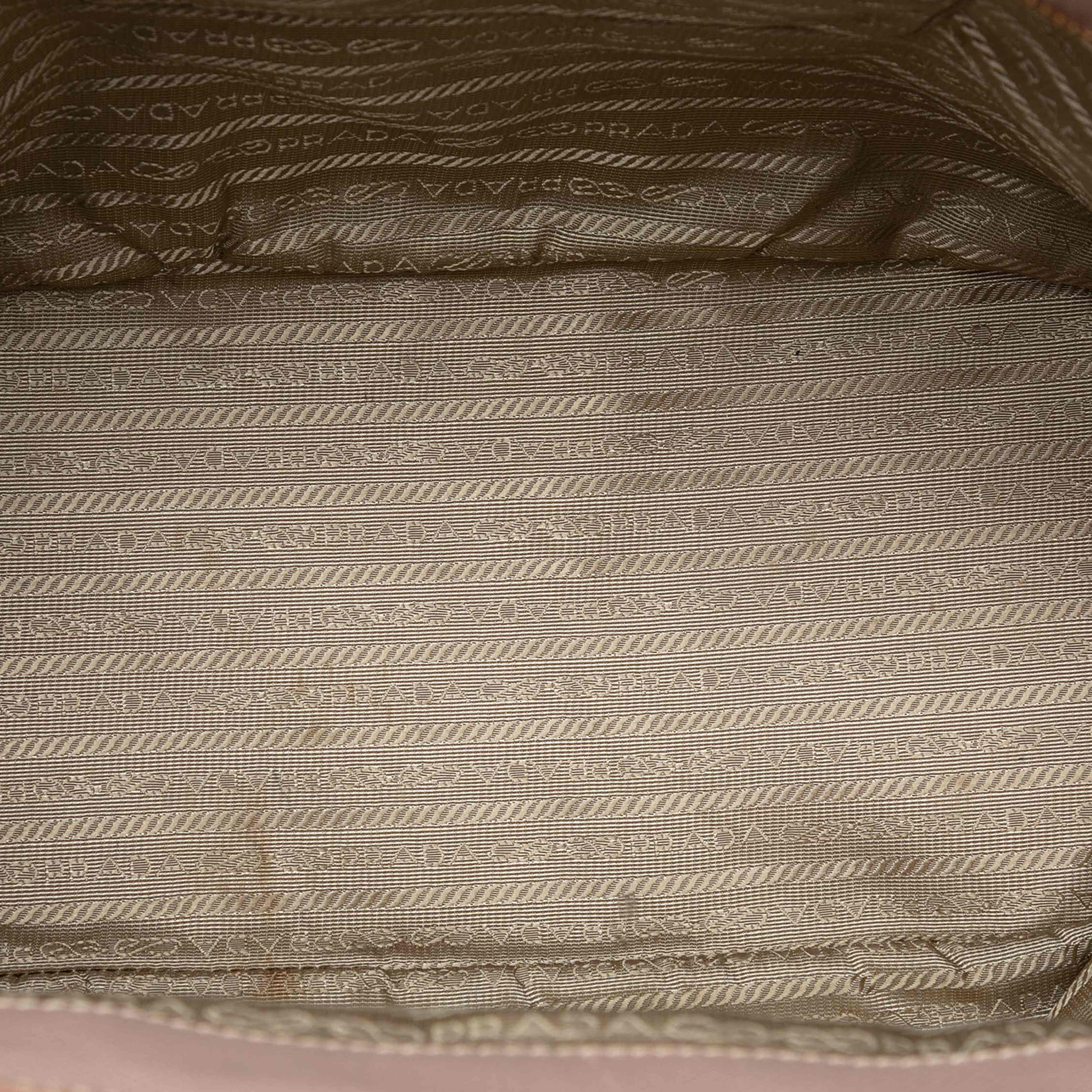 Prada Large Saffiano Lux Galleria Double Zip Satchel, från Luxclusif, i färgen nude. Klicka för att öppna bilden i stort format