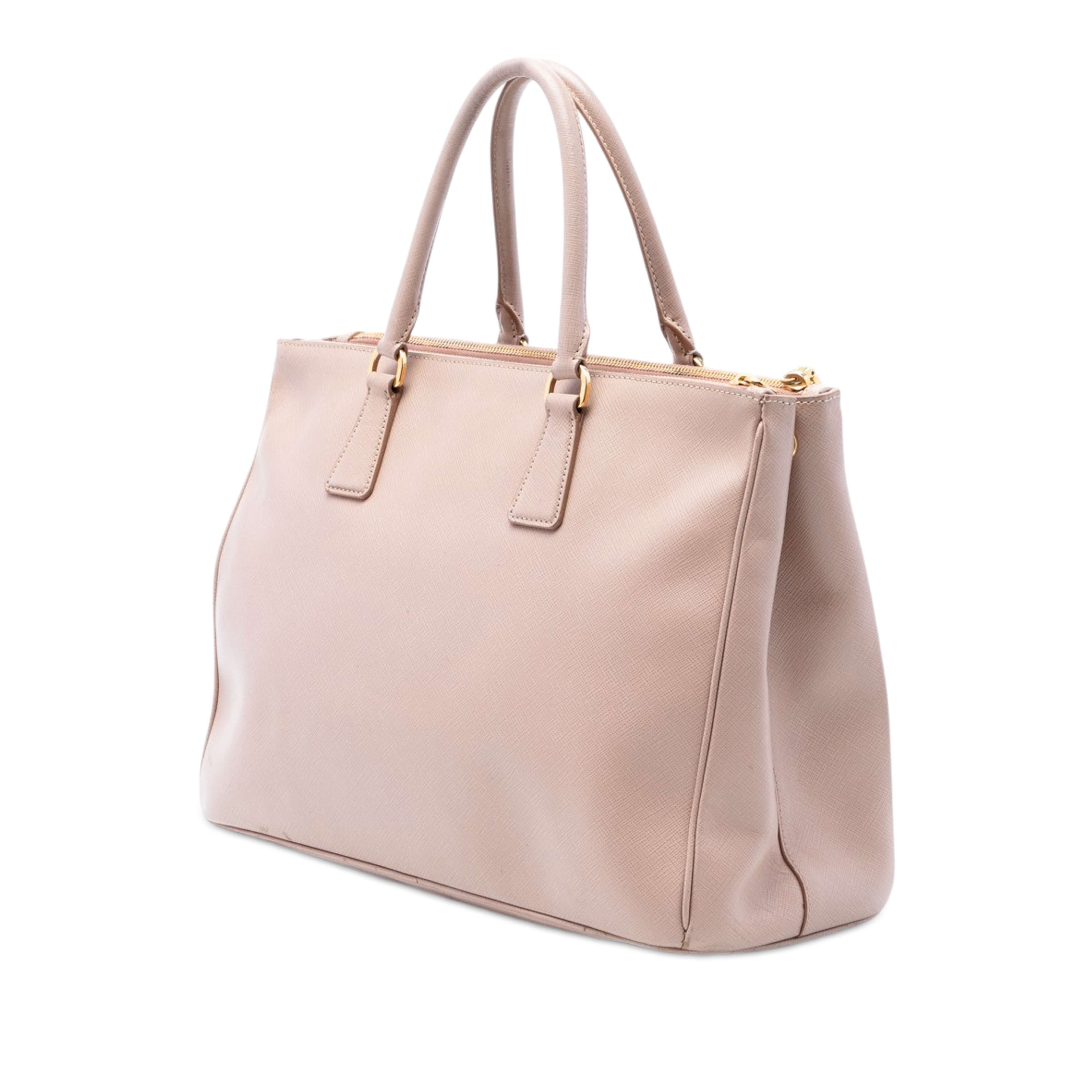 Prada Large Saffiano Lux Galleria Double Zip Satchel, från Luxclusif, i färgen nude. Klicka för att öppna bilden i stort format