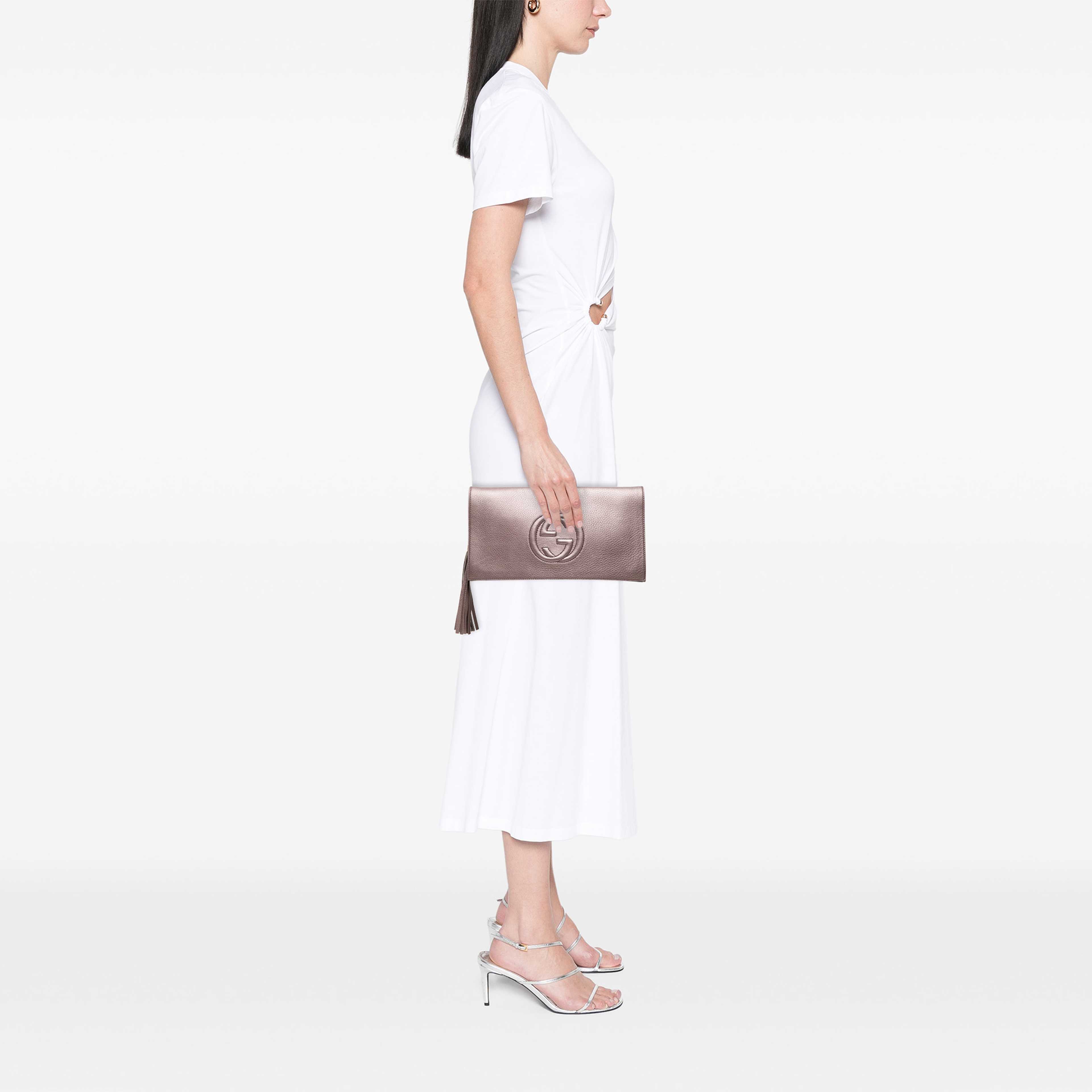 Gucci Metallic Calfskin Soho Disco Clutch, från Luxclusif, i färgen rosa. Klicka för att öppna bilden i stort format