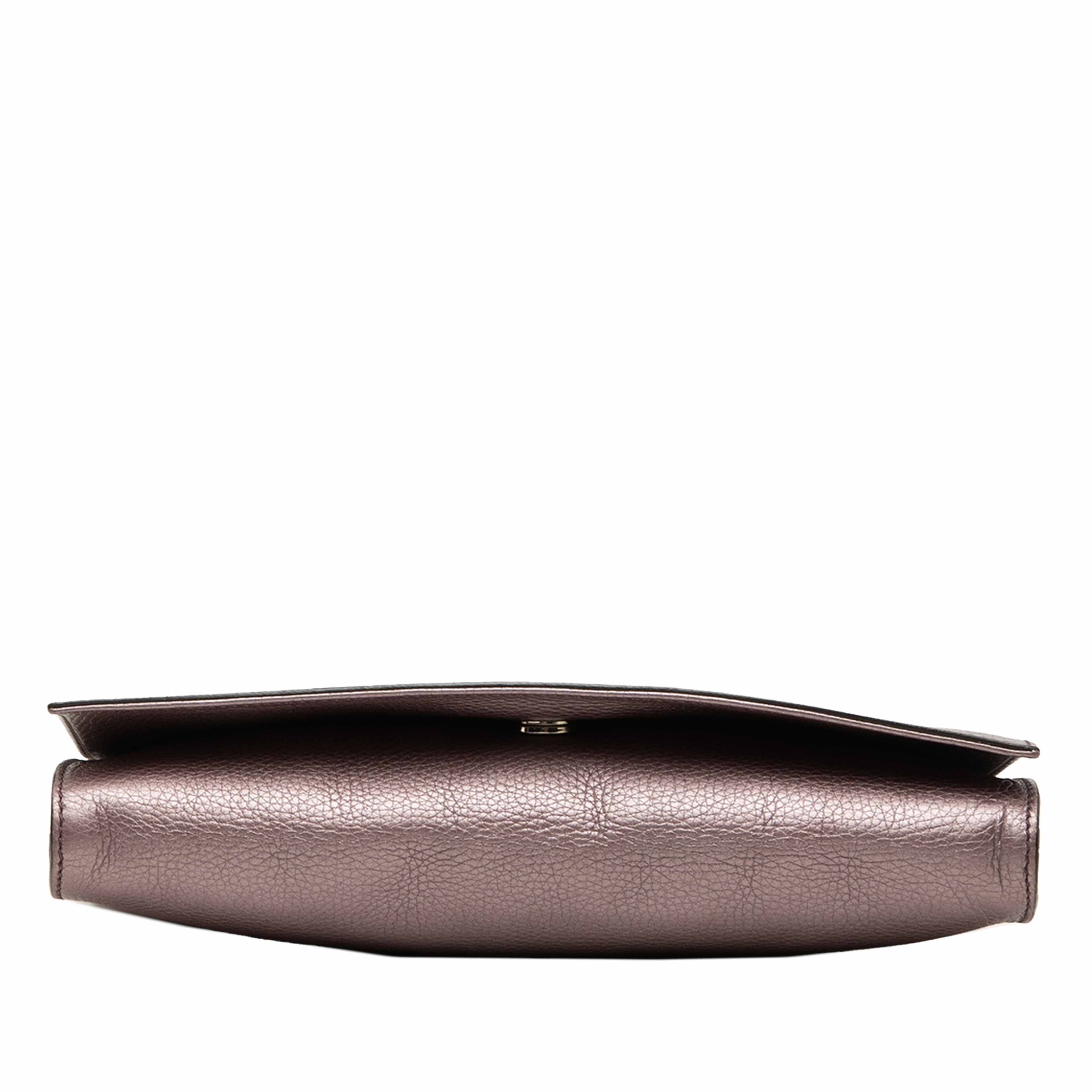 Gucci Metallic Calfskin Soho Disco Clutch, från Luxclusif, i färgen rosa. Klicka för att öppna bilden i stort format