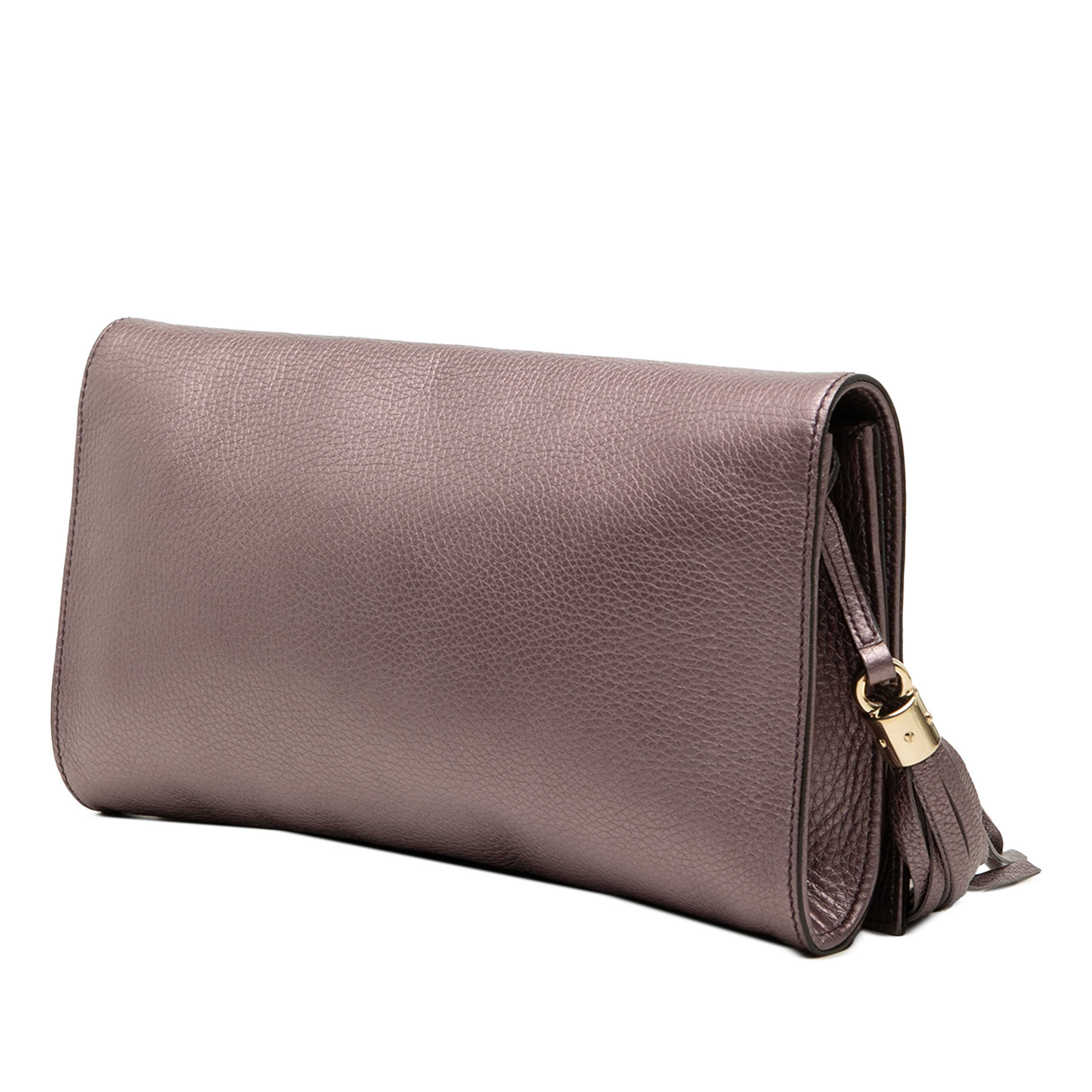 Gucci Metallic Calfskin Soho Disco Clutch, från Luxclusif, i färgen rosa. Klicka för att öppna bilden i stort format