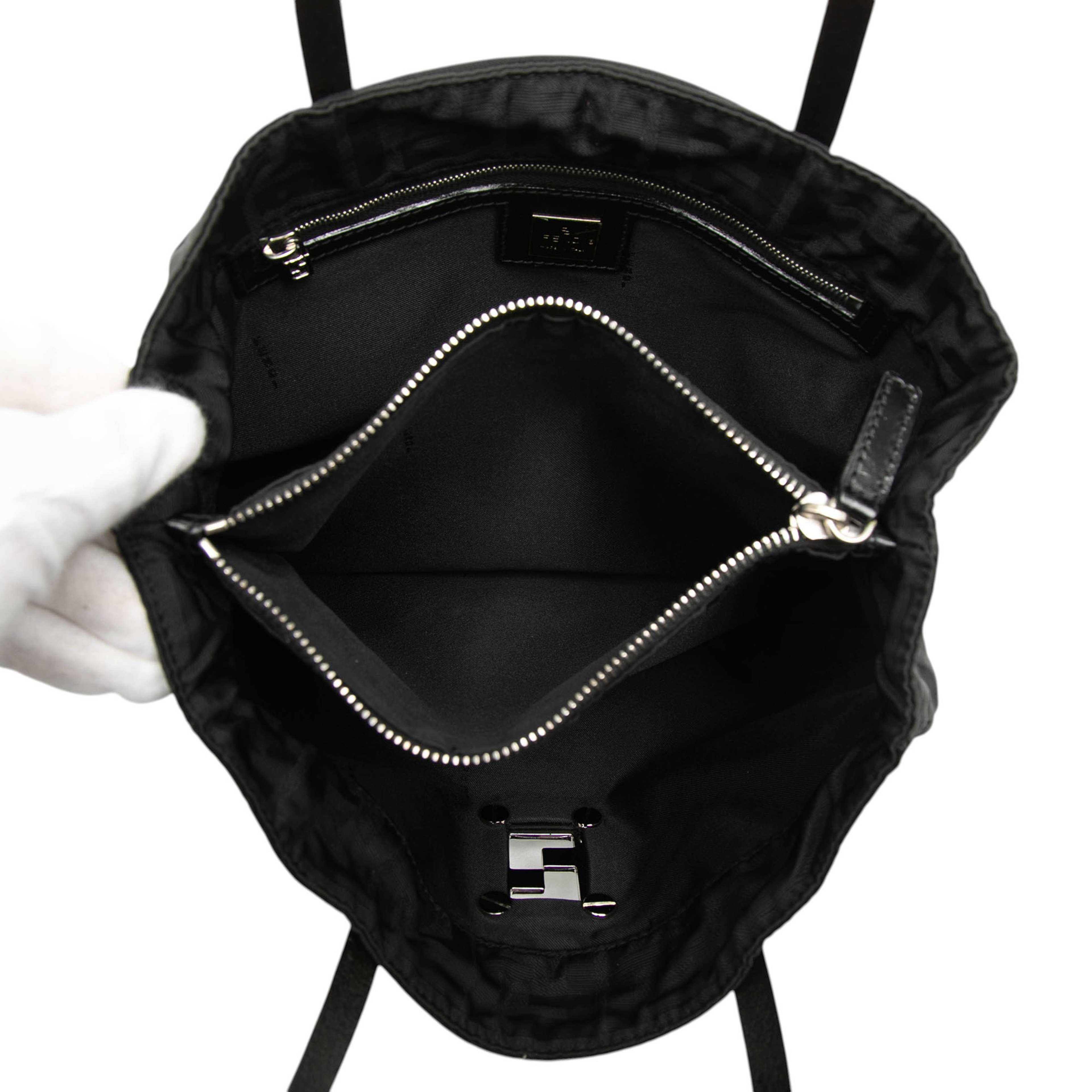 Fendi Zucca Canvas Tote, från Luxclusif, i färgen black. Klicka för att öppna bilden i stort format