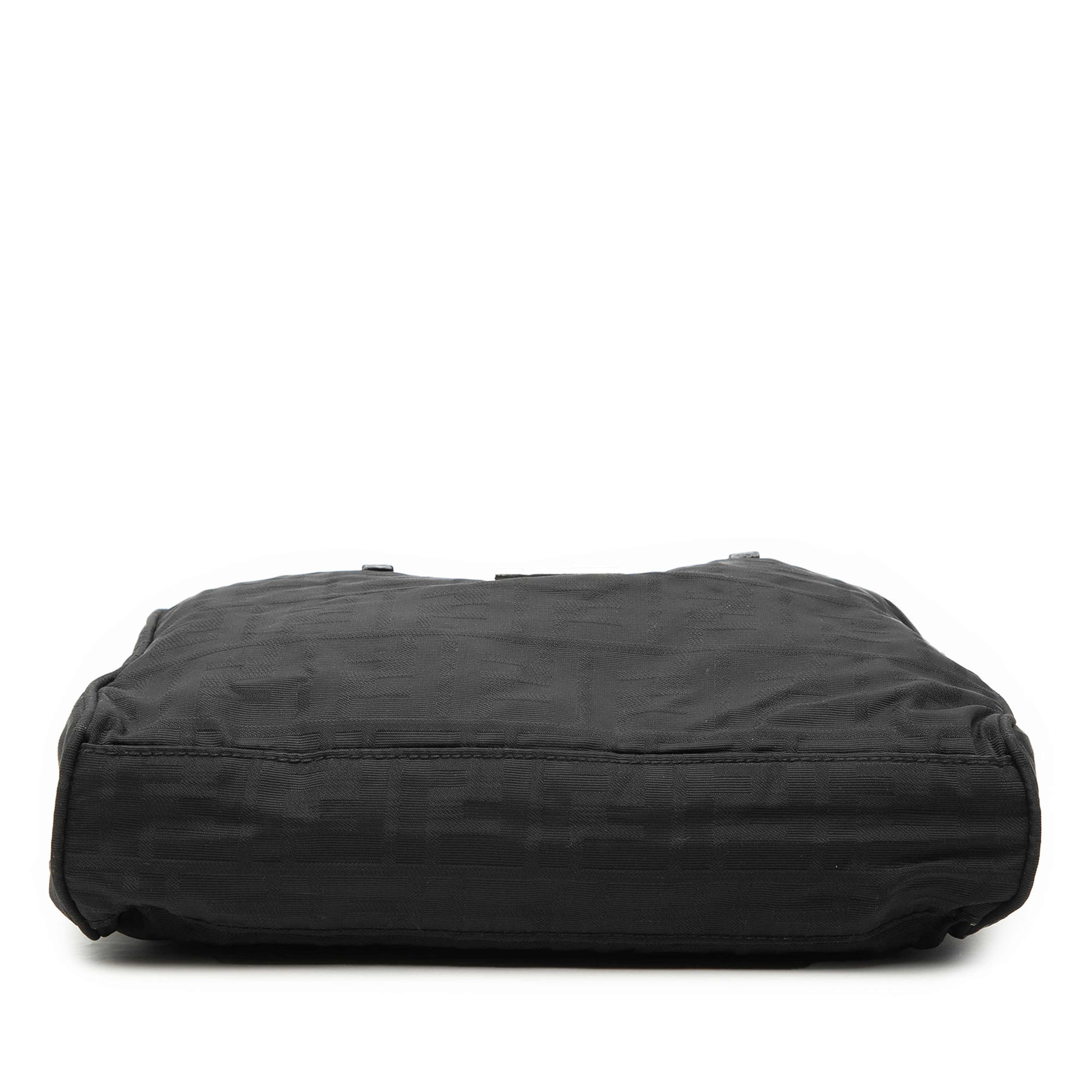 Fendi Zucca Canvas Tote, från Luxclusif, i färgen svart. Klicka för att öppna bilden i stort format