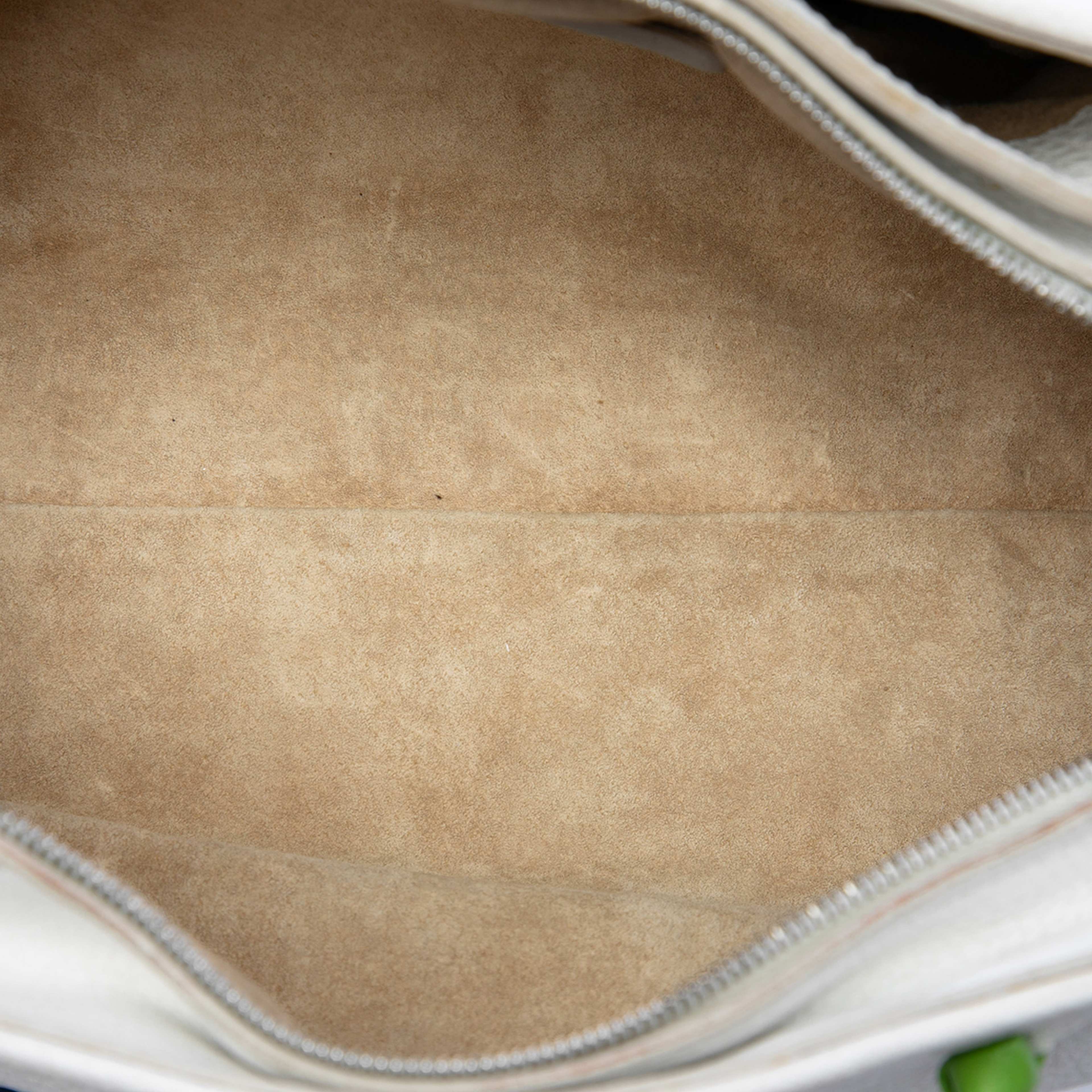 Bottega Veneta Grained Calfskin Toggle Crossbody, från Luxclusif, i färgen white. Klicka för att öppna bilden i stort format