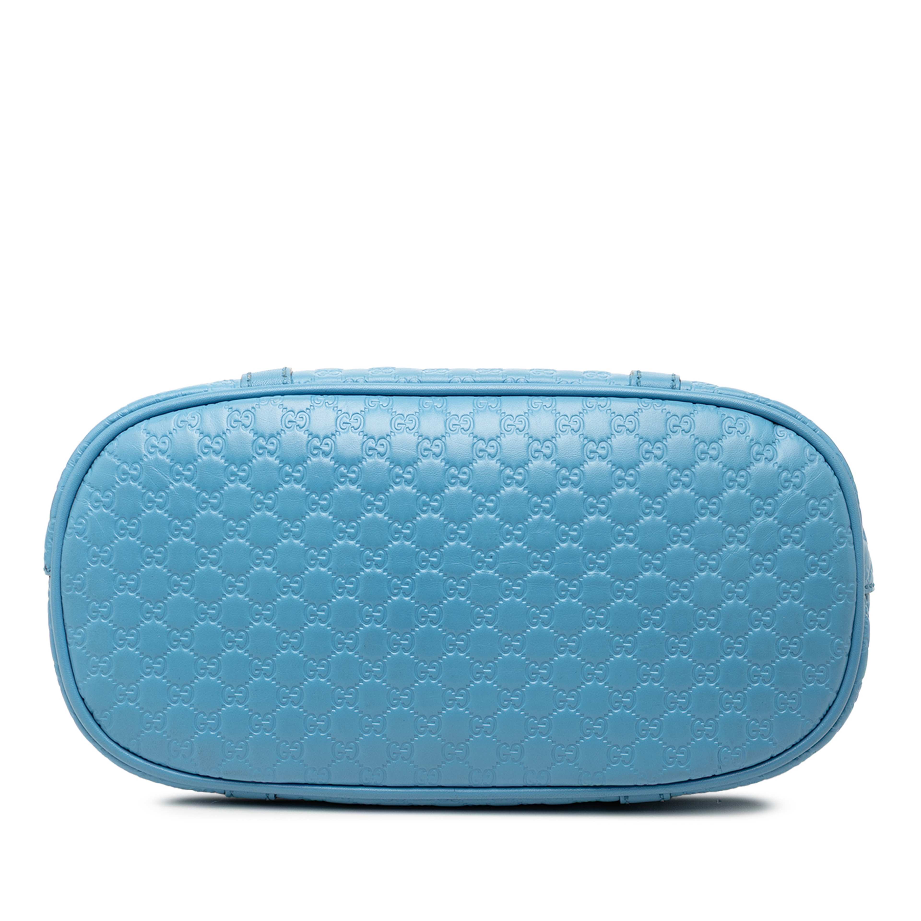 Gucci Mini Microguccissima Dome Satchel, från Luxclusif, i färgen light blue. Klicka för att öppna bilden i stort format