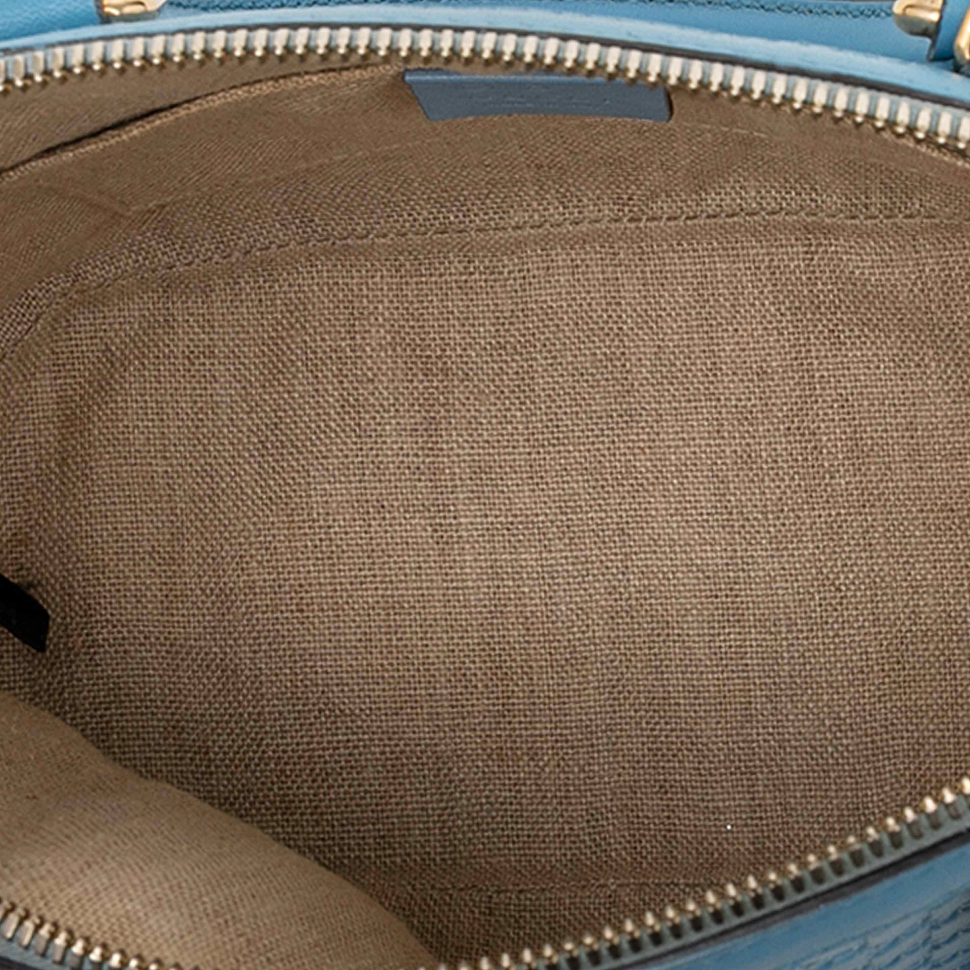 Gucci Mini Microguccissima Dome Satchel, från Luxclusif, i färgen light blue. Klicka för att öppna bilden i stort format