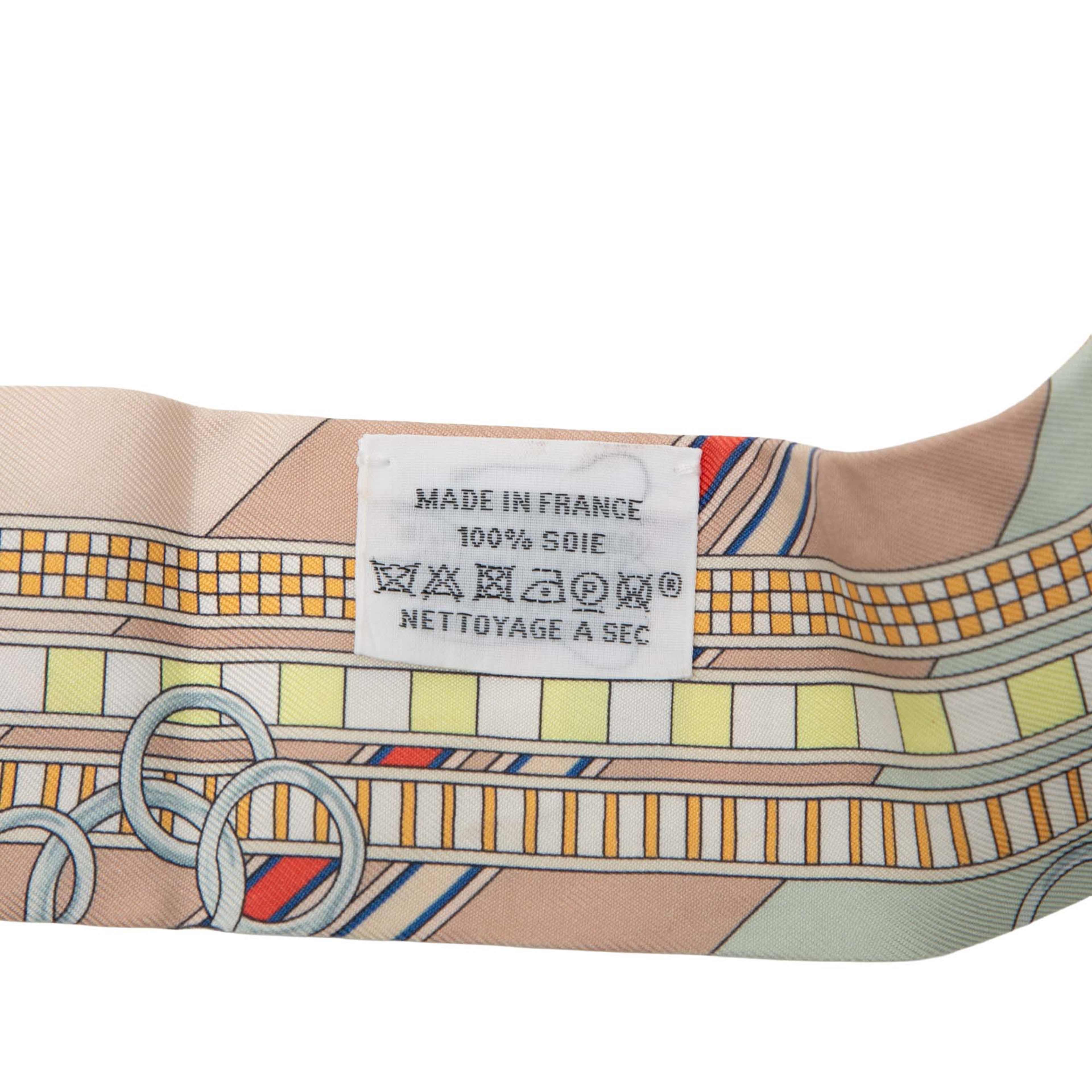 Hermès Brides Et Gris Gris Silk Twilly Scarf, från Luxclusif, i färgen beige. Klicka för att öppna bilden i stort format