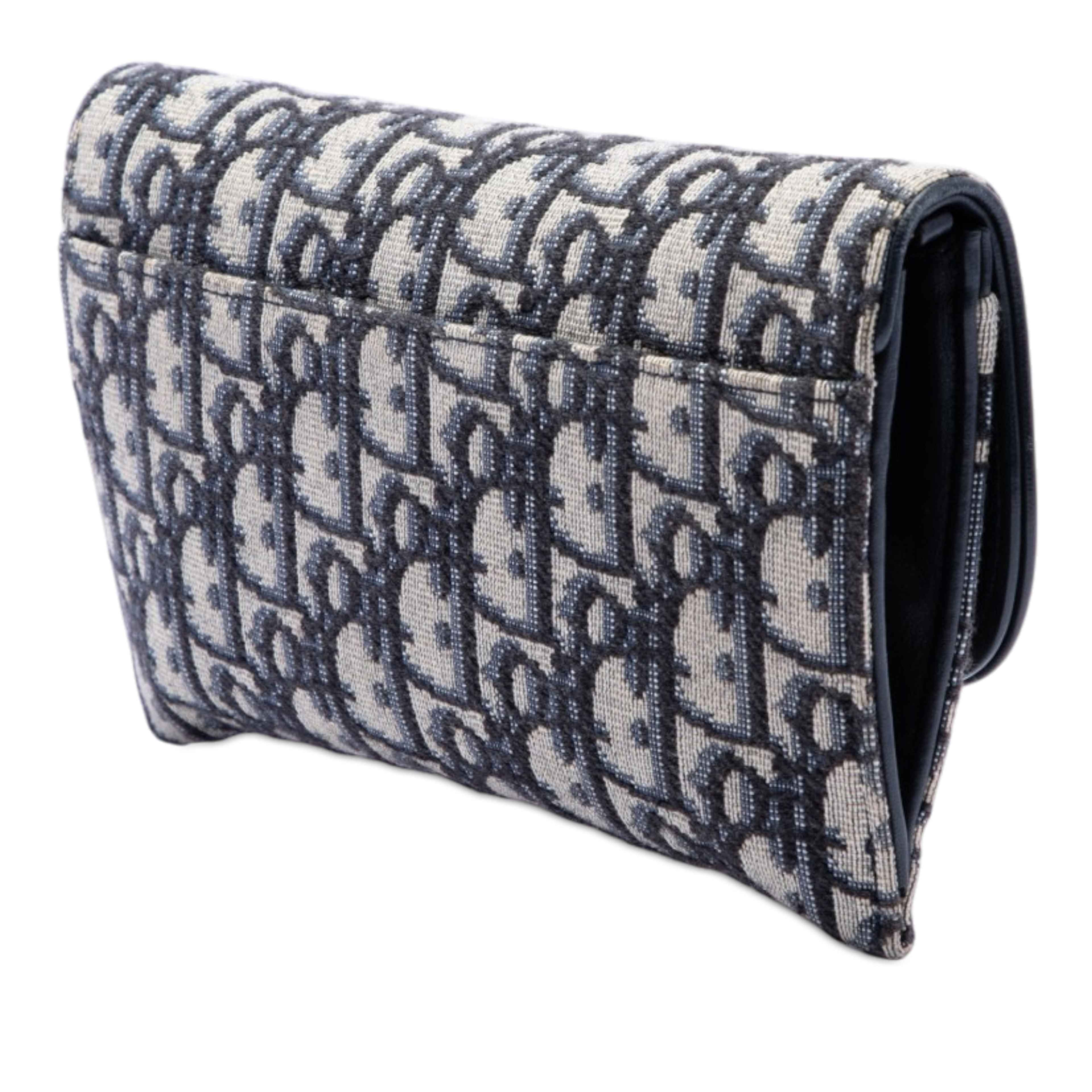 Dior Oblique Canvas Saddle Wallet On Chain, från Luxclusif, i färgen blå. Klicka för att öppna bilden i stort format