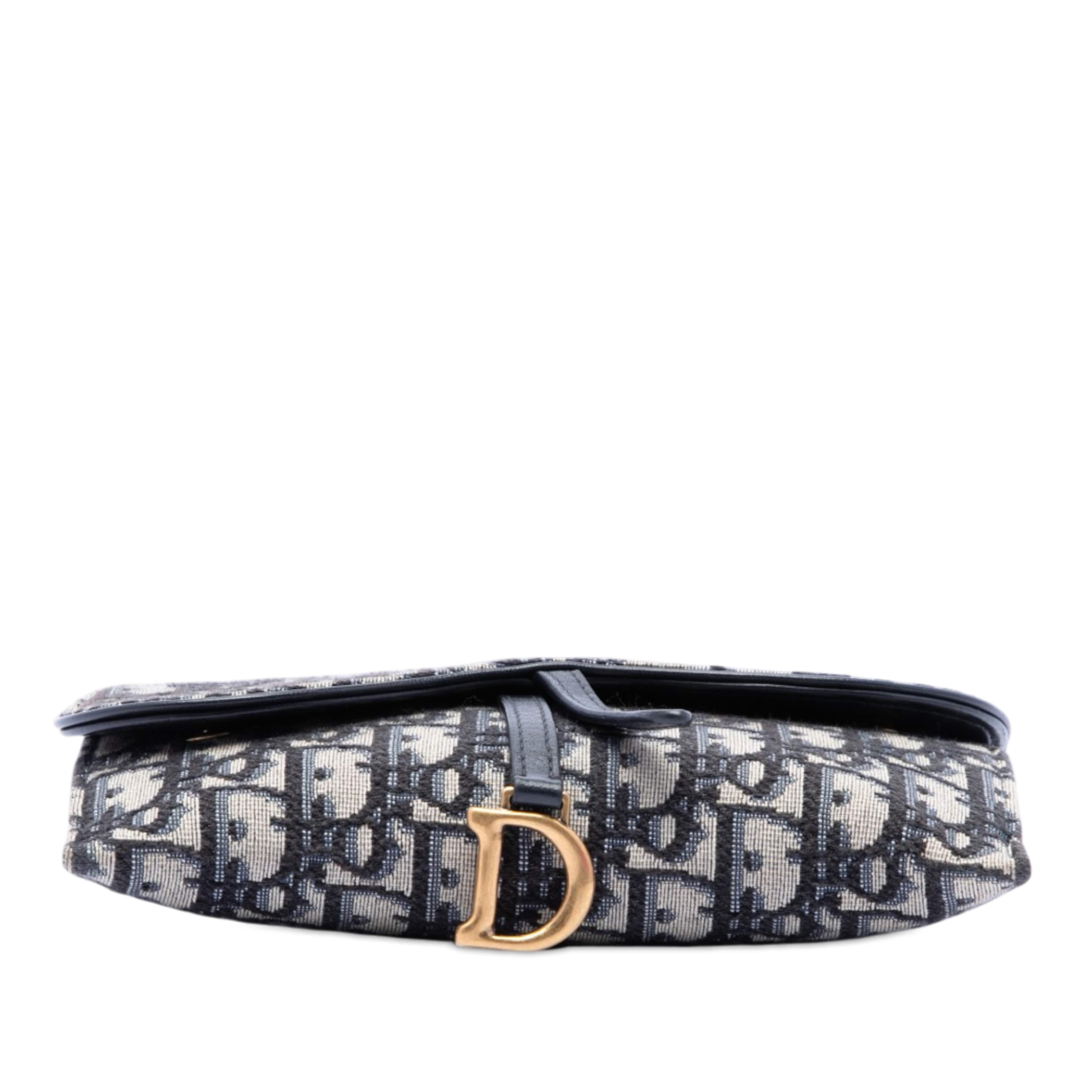 Dior Oblique Canvas Saddle Wallet On Chain, från Luxclusif, i färgen blå. Klicka för att öppna bilden i stort format