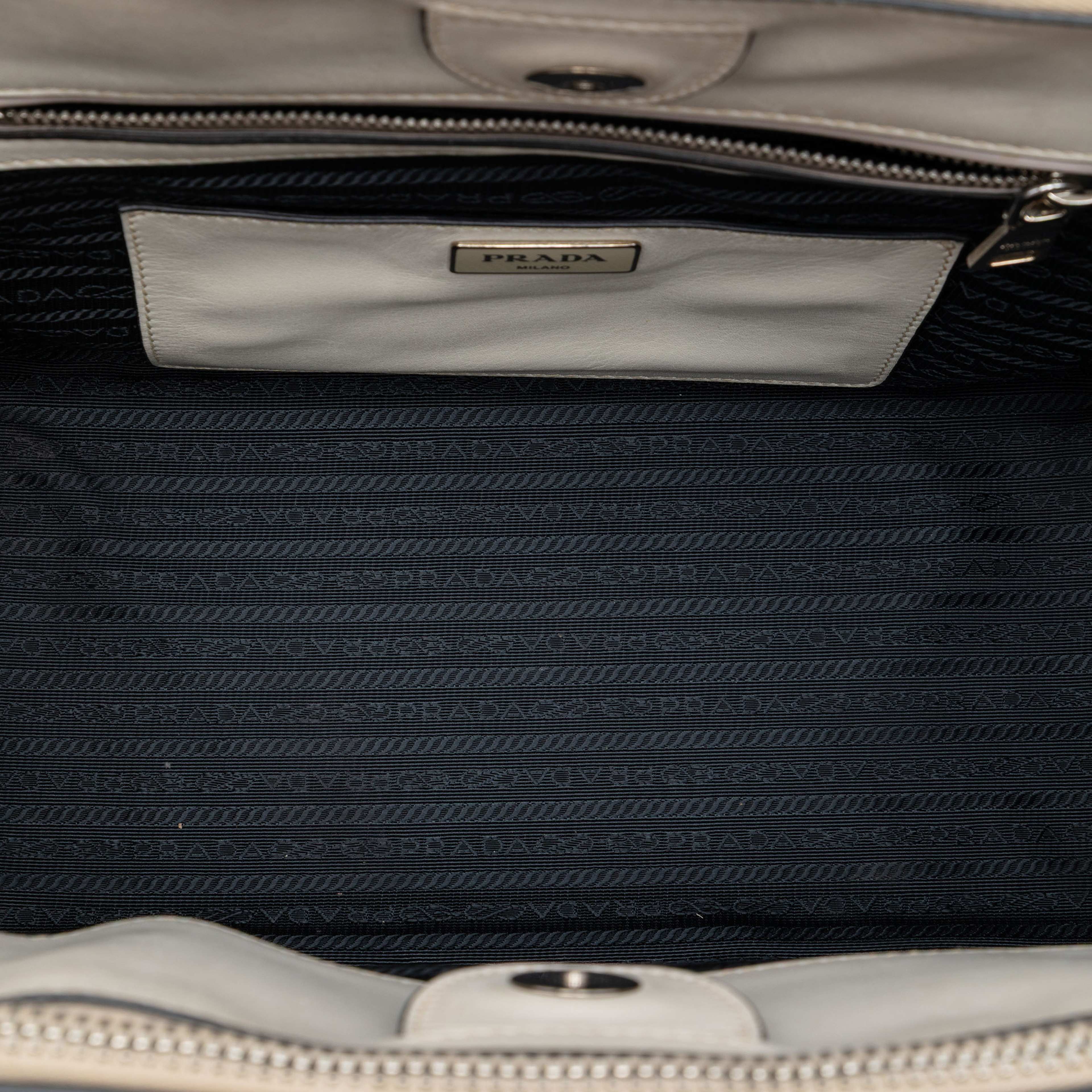 Prada Glace Calf Twin Pocket Double Handle Satchel, från Luxclusif, i färgen white. Klicka för att öppna bilden i stort format