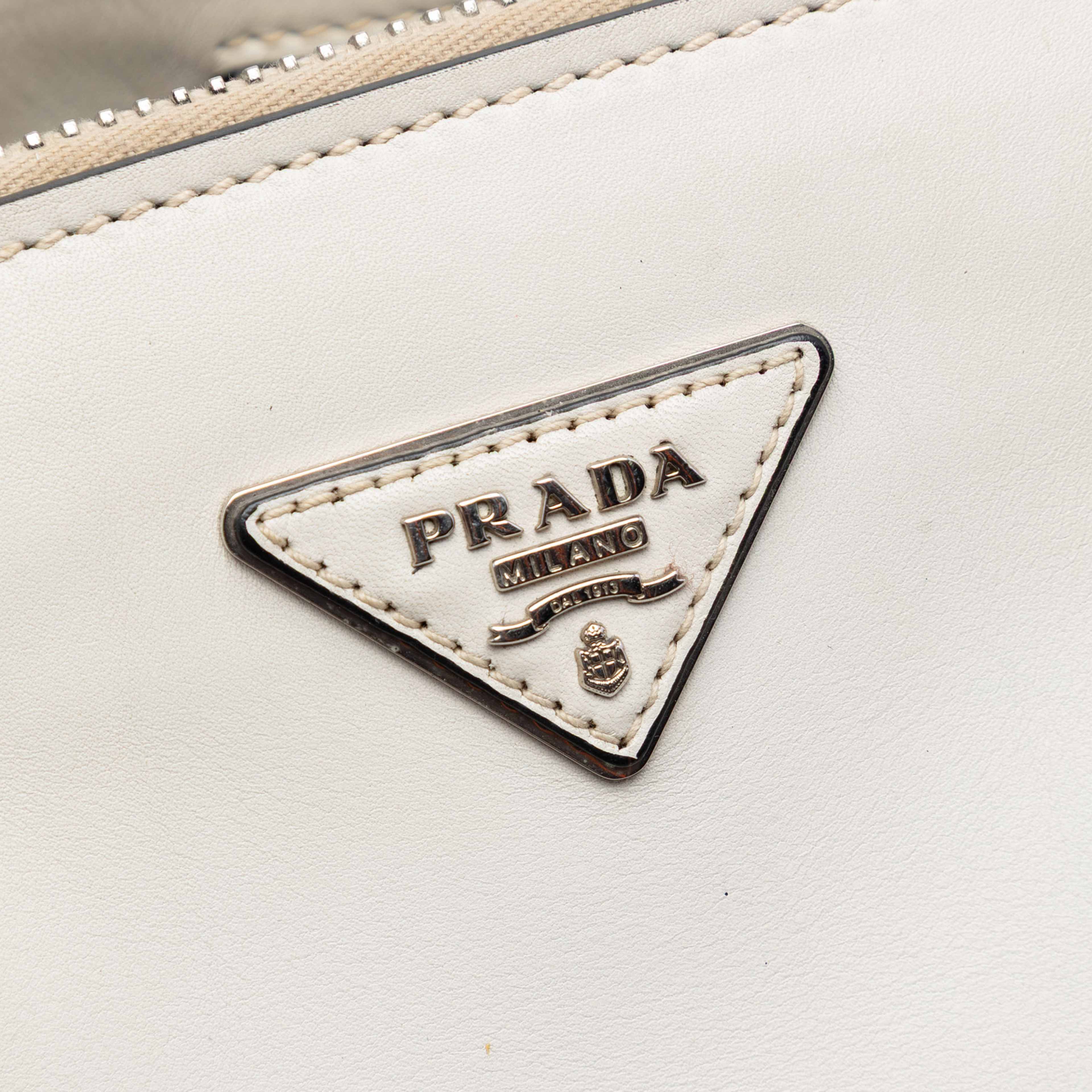 Prada Glace Calf Twin Pocket Double Handle Satchel, från Luxclusif, i färgen white. Klicka för att öppna bilden i stort format