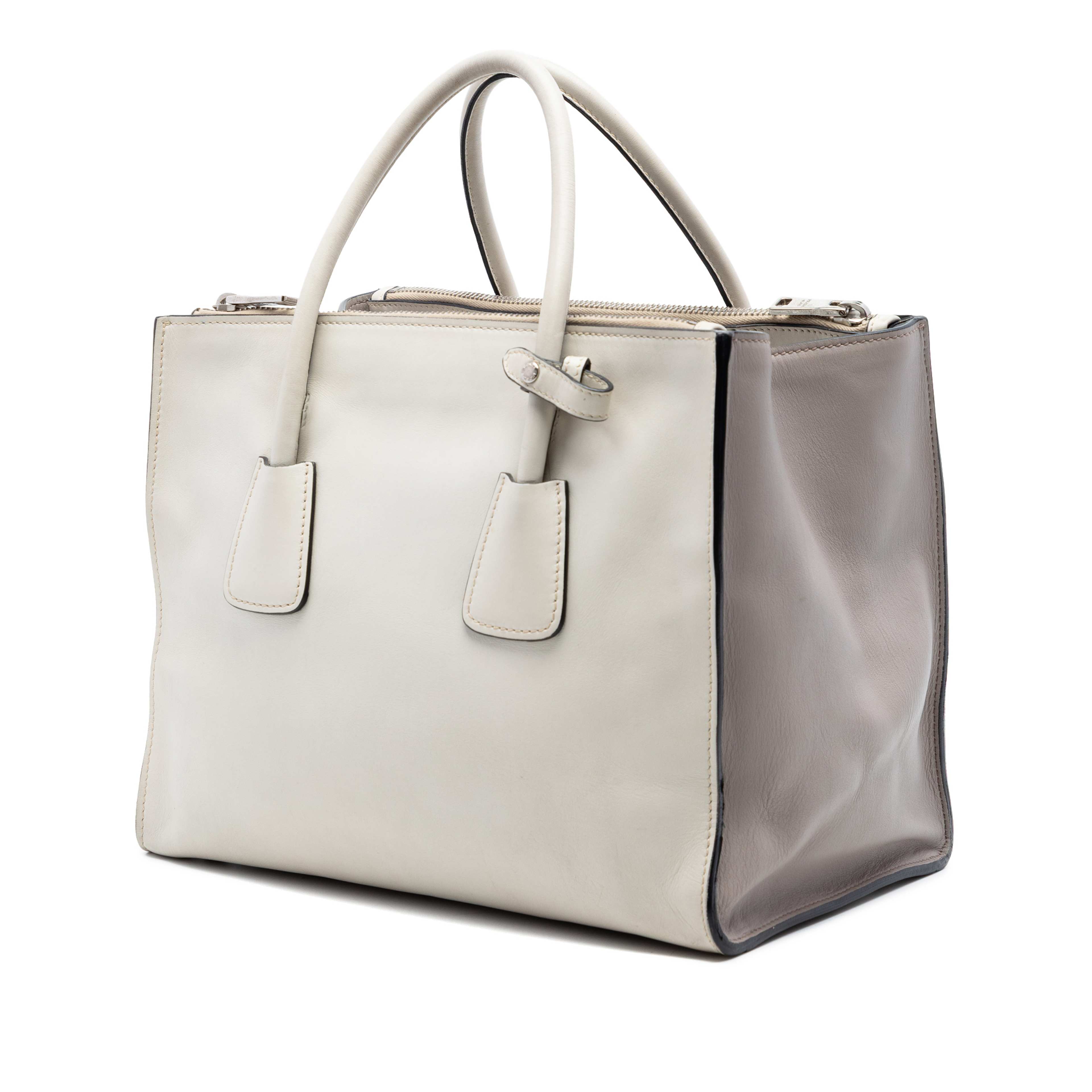 Prada Glace Calf Twin Pocket Double Handle Satchel, från Luxclusif, i färgen white. Klicka för att öppna bilden i stort format