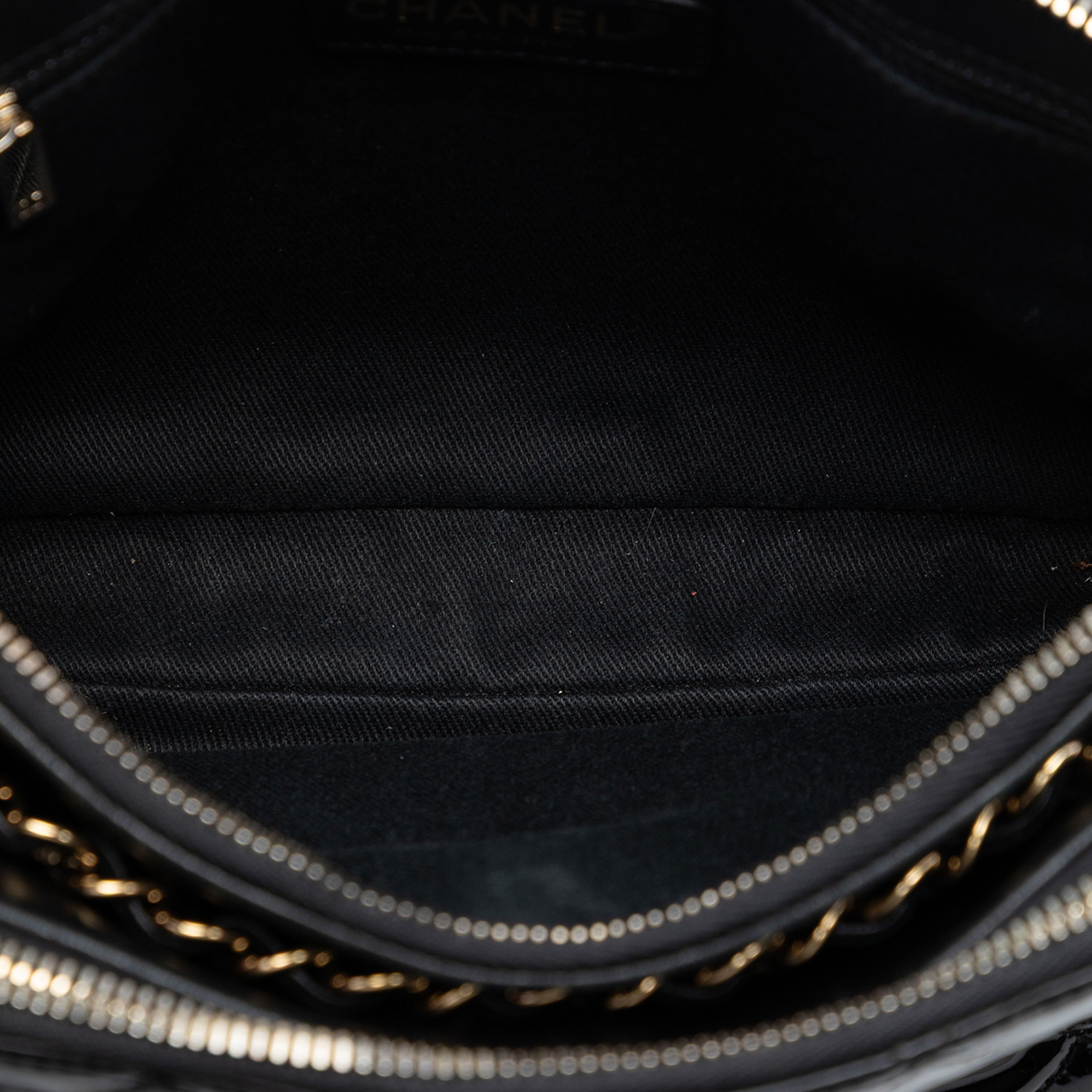Chanel Cc Quilted Patent Double Zip Camera Bag, från Luxclusif, i färgen svart. Klicka för att öppna bilden i stort format