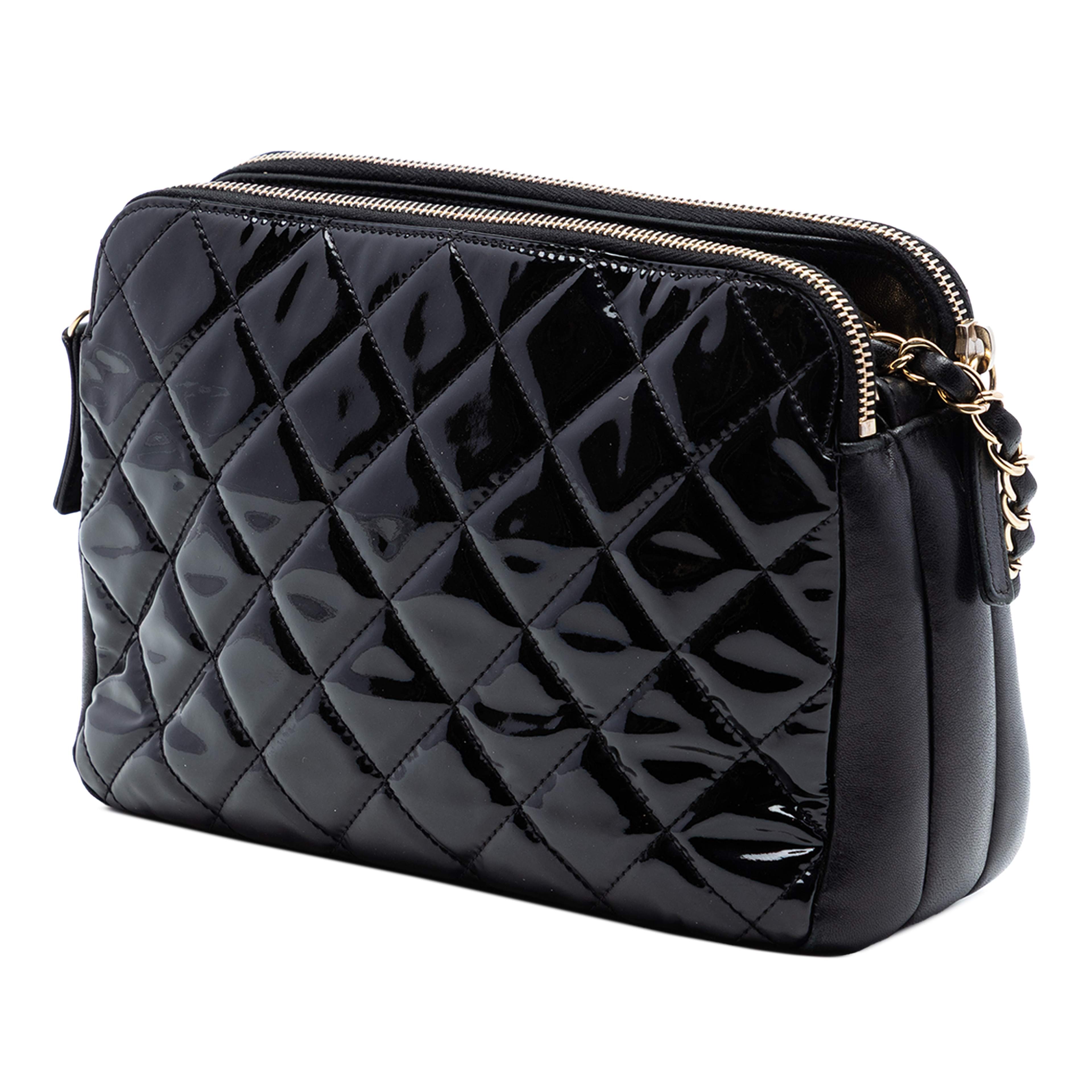 Chanel Cc Quilted Patent Double Zip Camera Bag, från Luxclusif, i färgen svart. Klicka för att öppna bilden i stort format