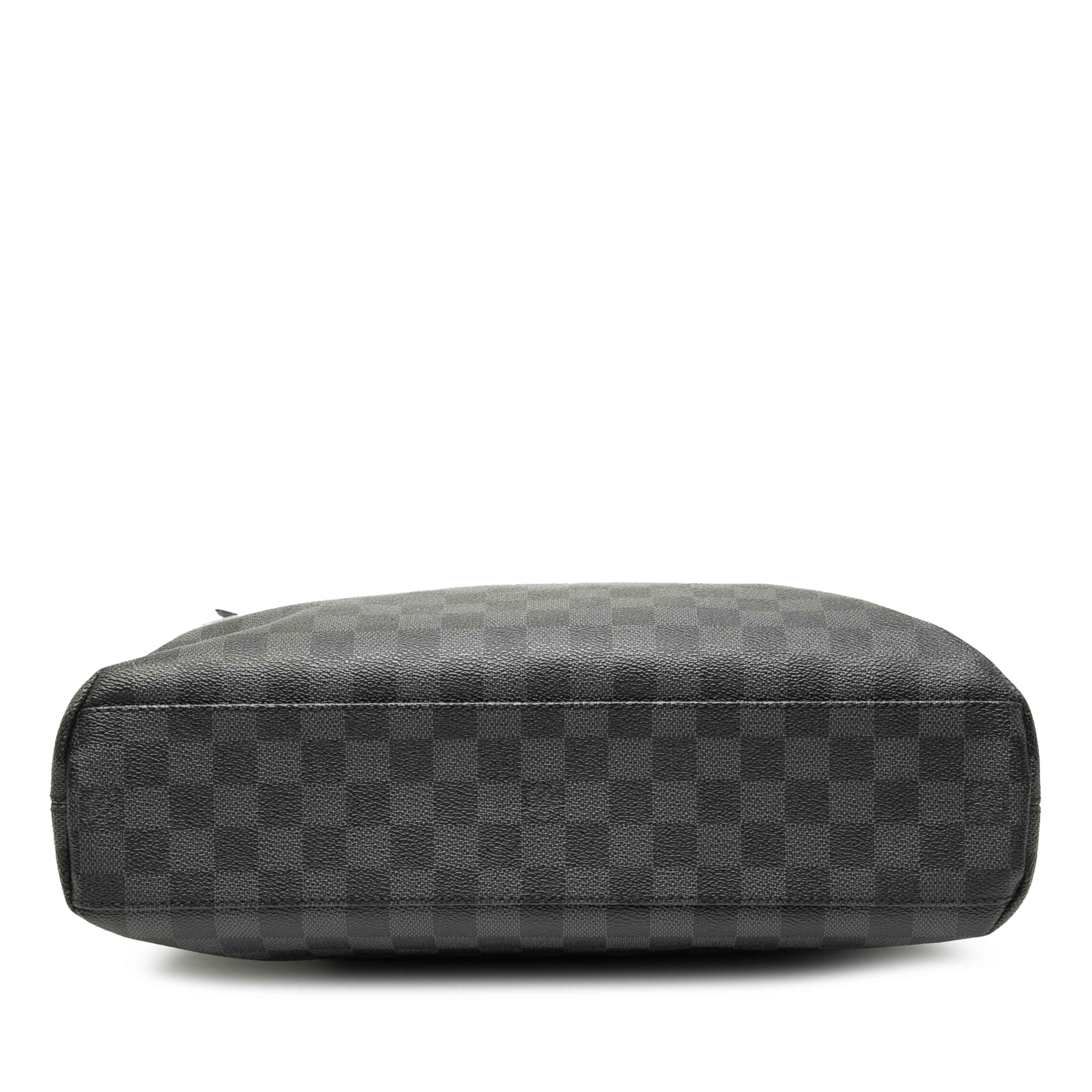 Louis Vuitton Damier Graphite Mick Mm, från Luxclusif, i färgen black. Klicka för att öppna bilden i stort format