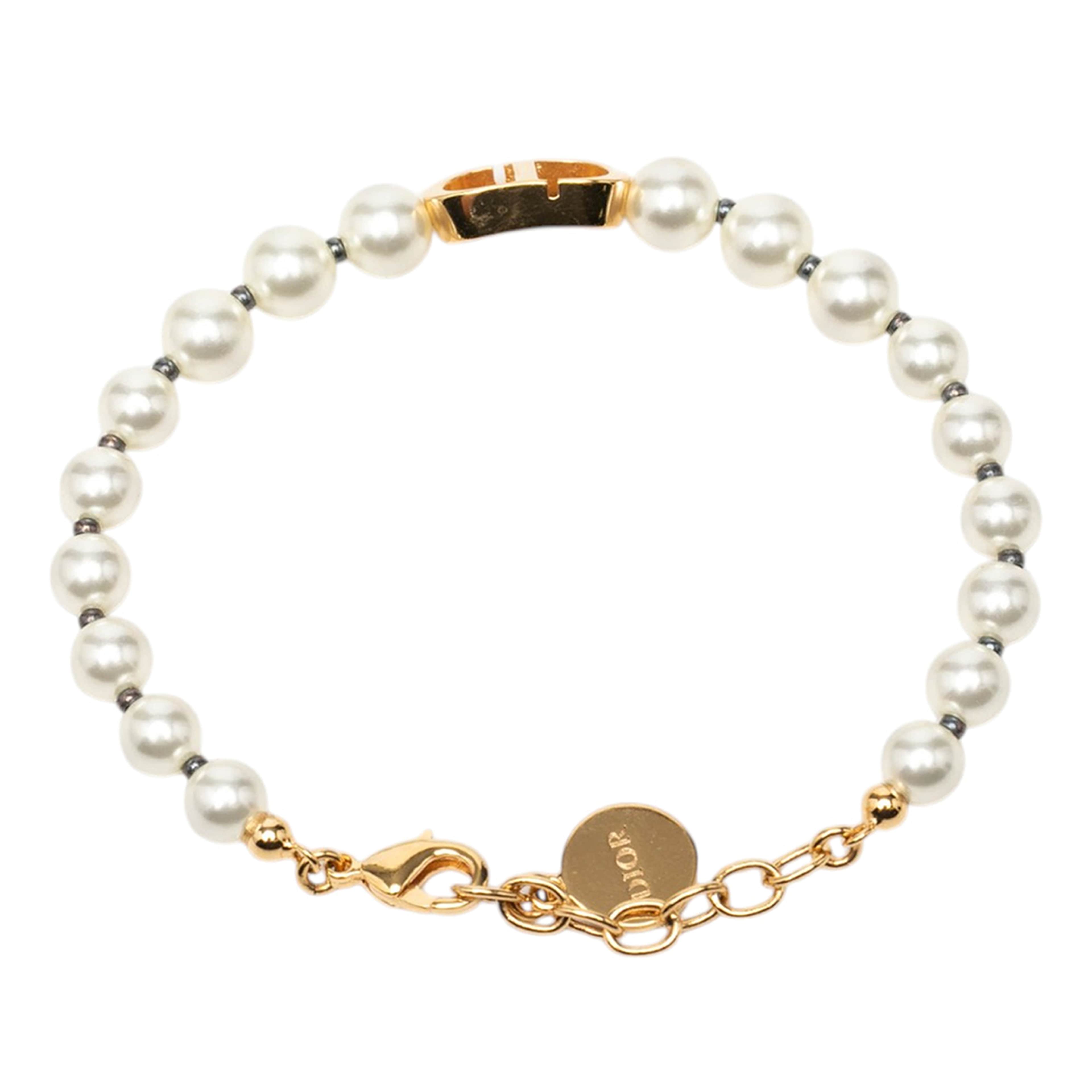 Dior Gold Plated Resin Pearl 30 Montaigne Bracelet, från Luxclusif, i färgen gold. Klicka för att öppna bilden i stort format