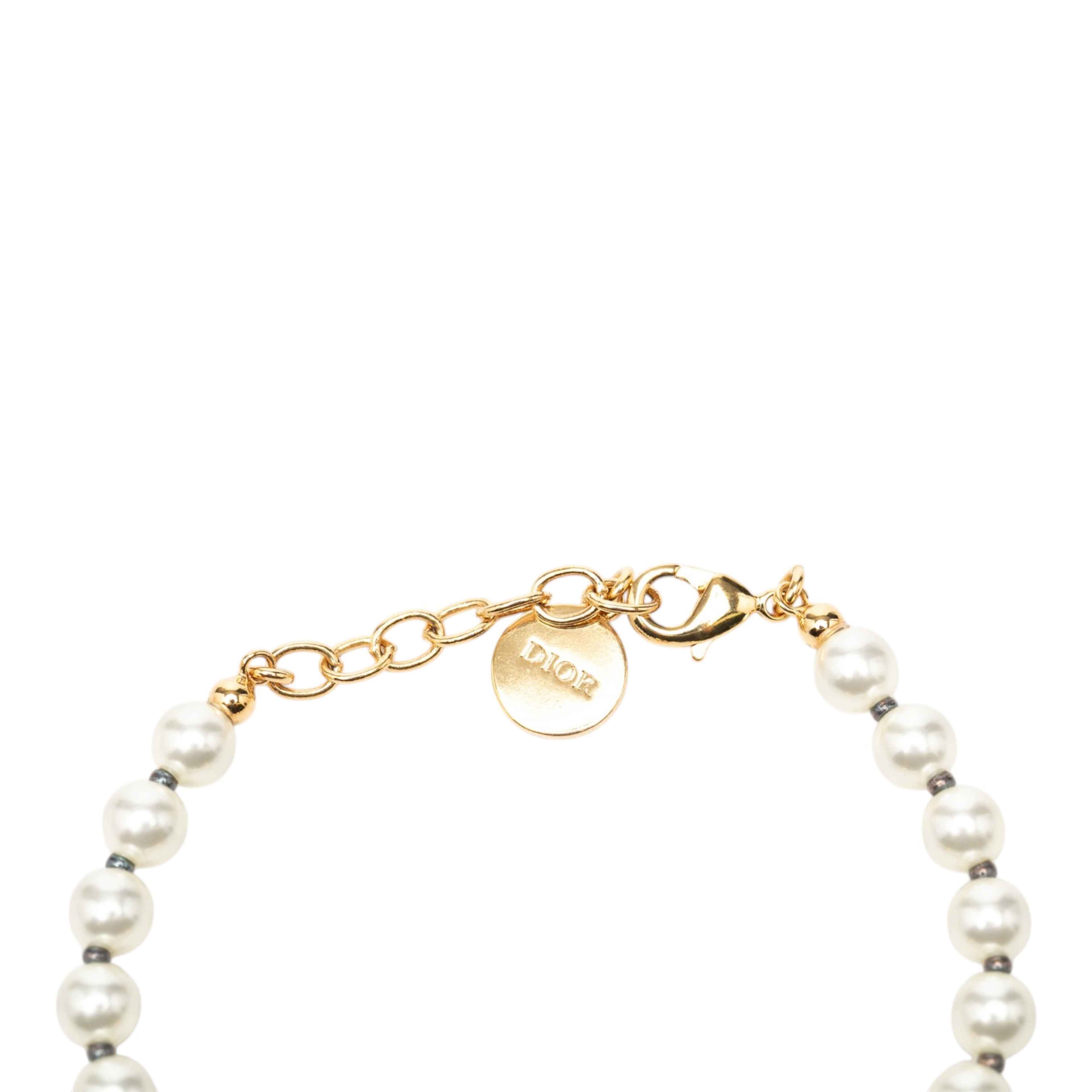 Dior Gold Plated Resin Pearl 30 Montaigne Bracelet, från Luxclusif, i färgen gold. Klicka för att öppna bilden i stort format