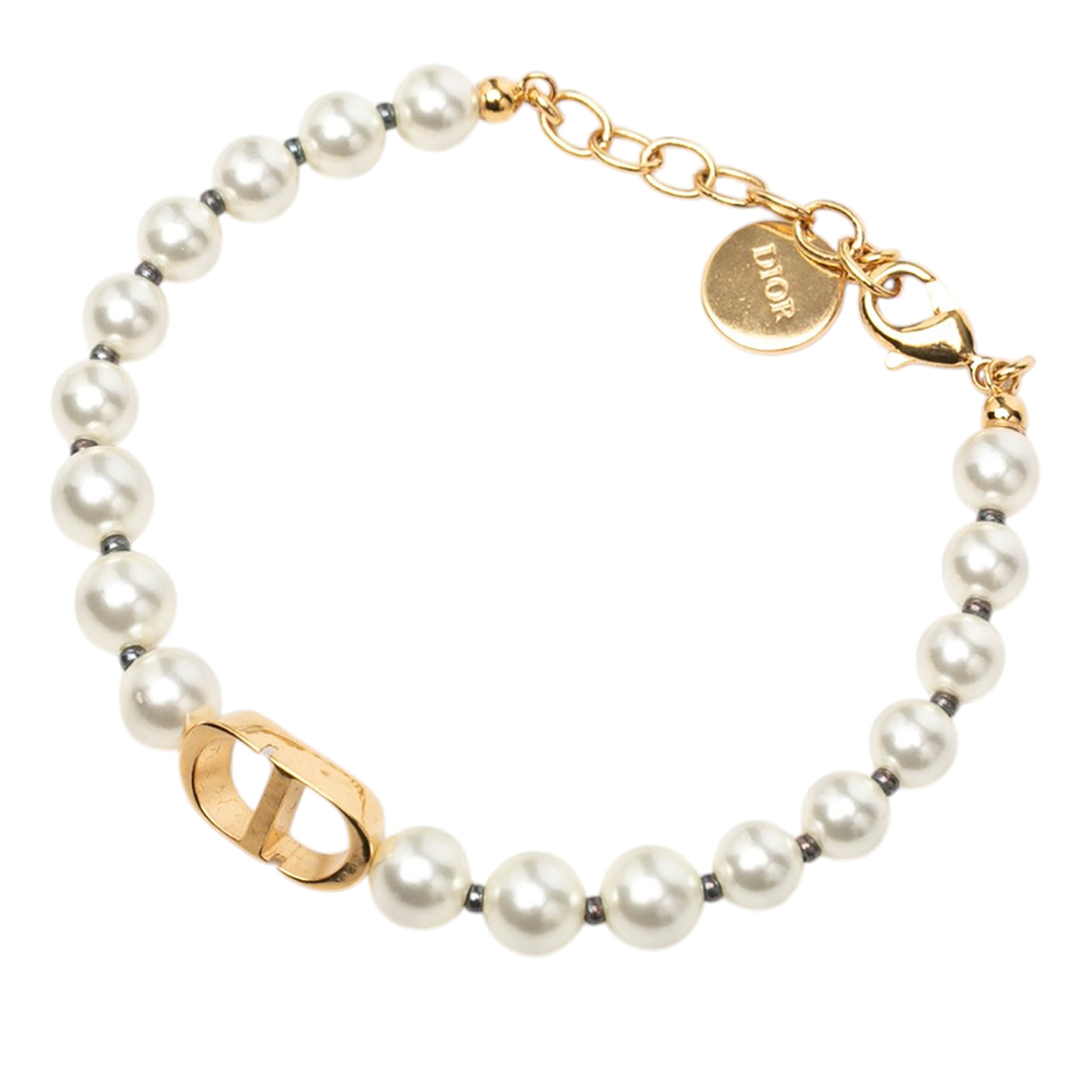 Dior Gold Plated Resin Pearl 30 Montaigne Bracelet, från Luxclusif, i färgen gold. Klicka för att öppna bilden i stort format