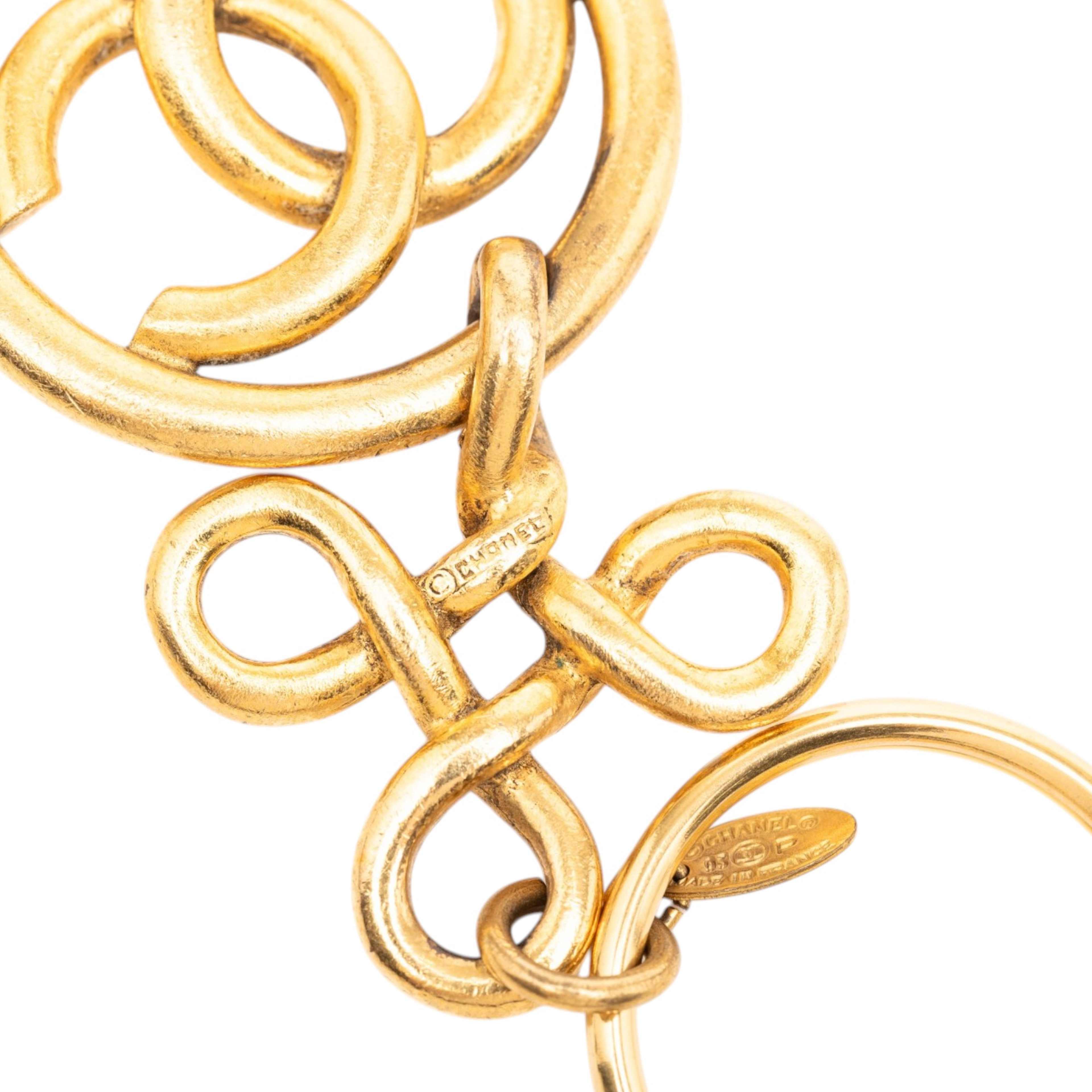 Chanel Gold Plated Cc Medallion Key Ring Bag Charm, från Luxclusif, i färgen gold. Klicka för att öppna bilden i stort format