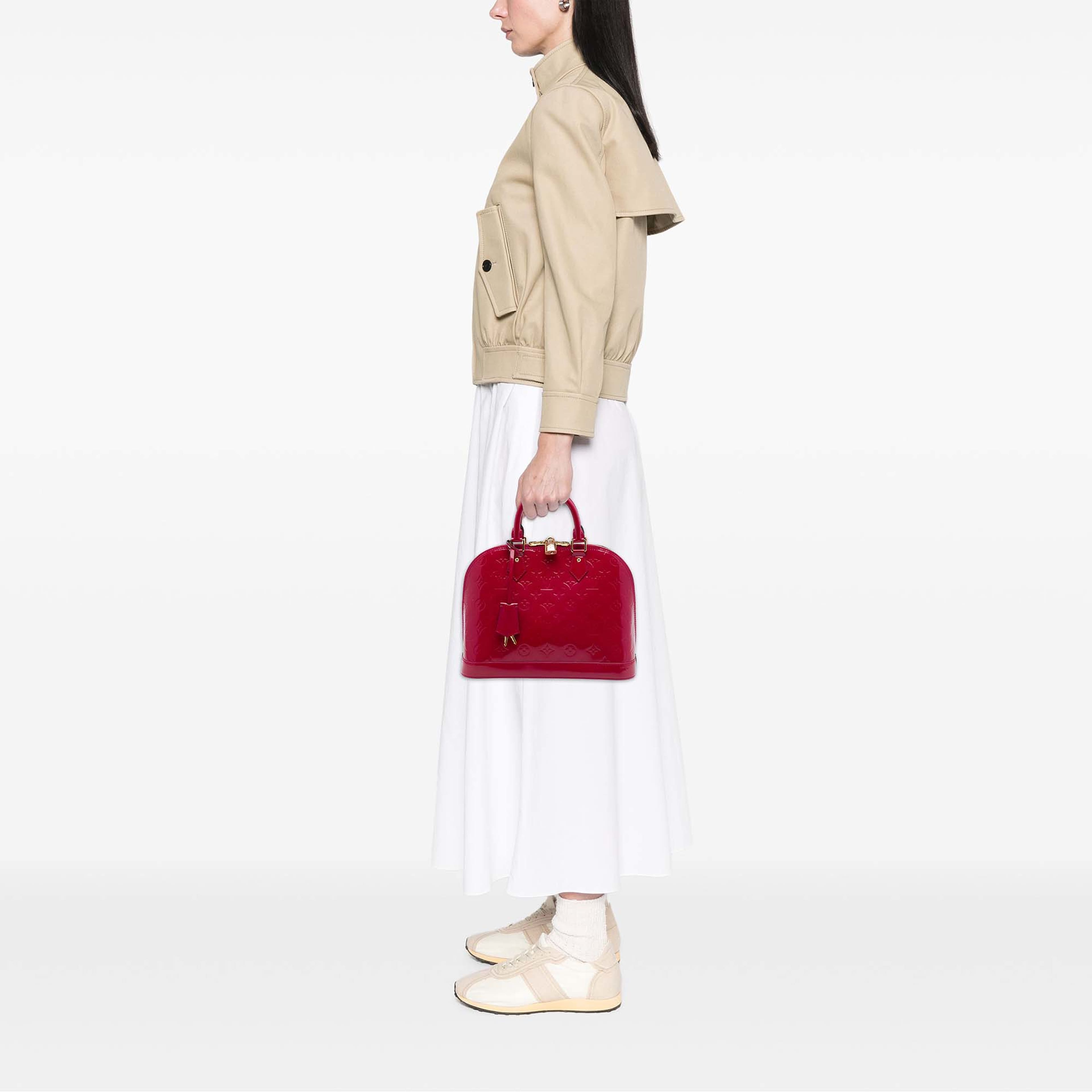 Louis Vuitton Monogram Vernis Alma Pm, från Luxclusif, i färgen röd. Klicka för att öppna bilden i stort format