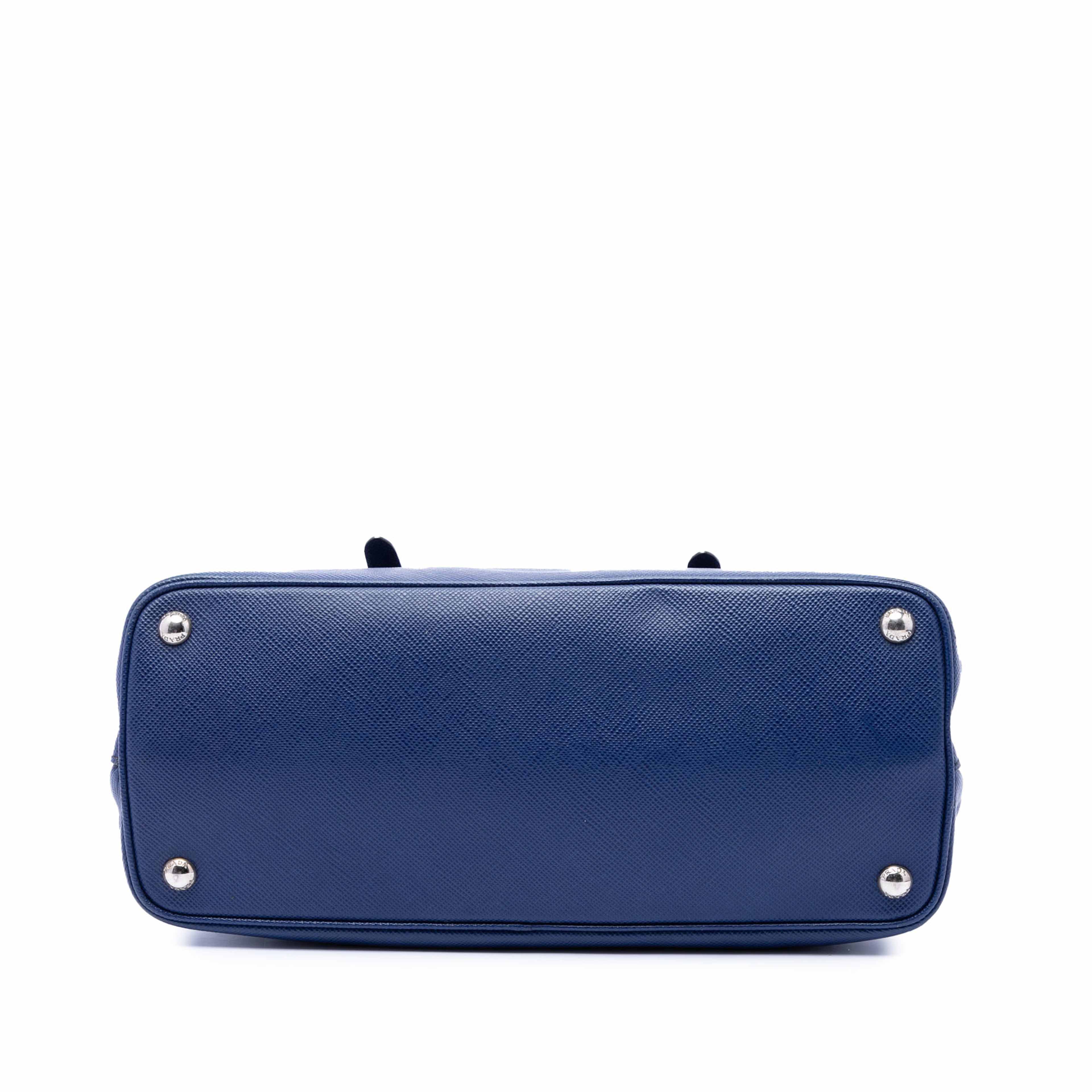 Prada Saffiano Soft Shopping Convertible Tote, från Luxclusif, i färgen blå. Klicka för att öppna bilden i stort format